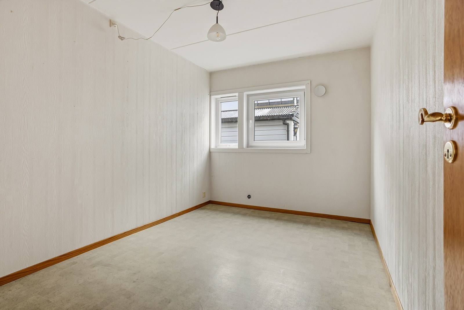 Soverom 2 med vinyl på gulv og tapet på vegger. Galleribilde