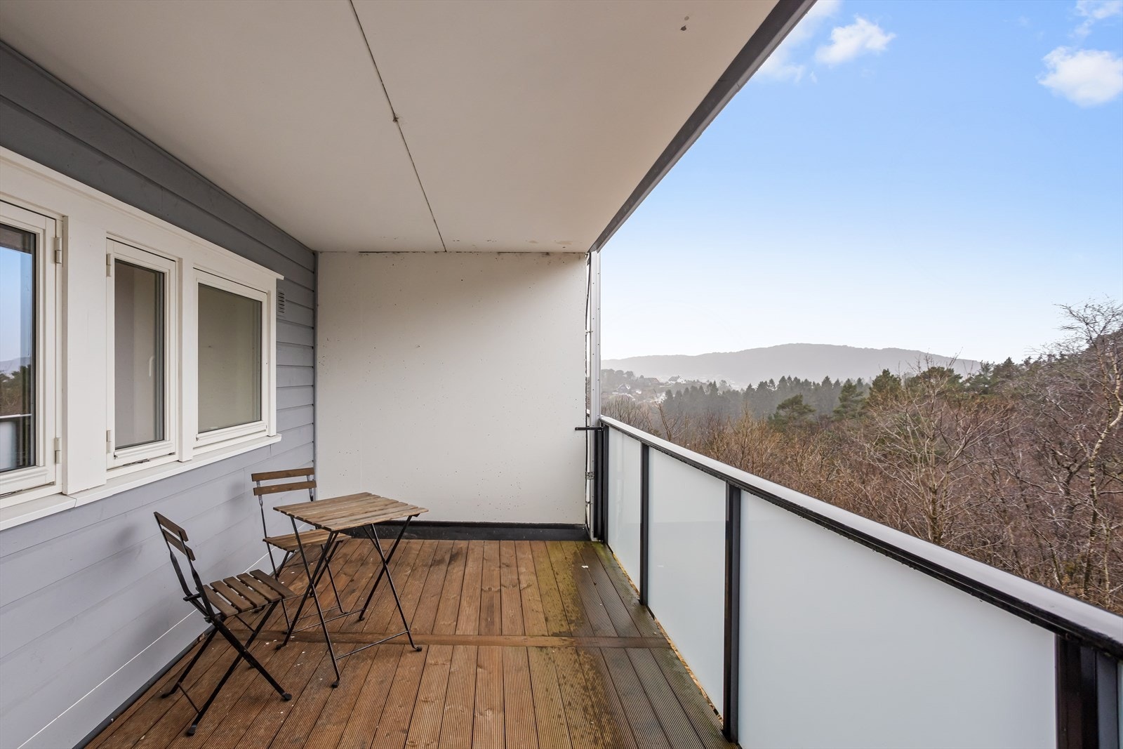 Stor veranda med god plass til innredning. Galleribilde