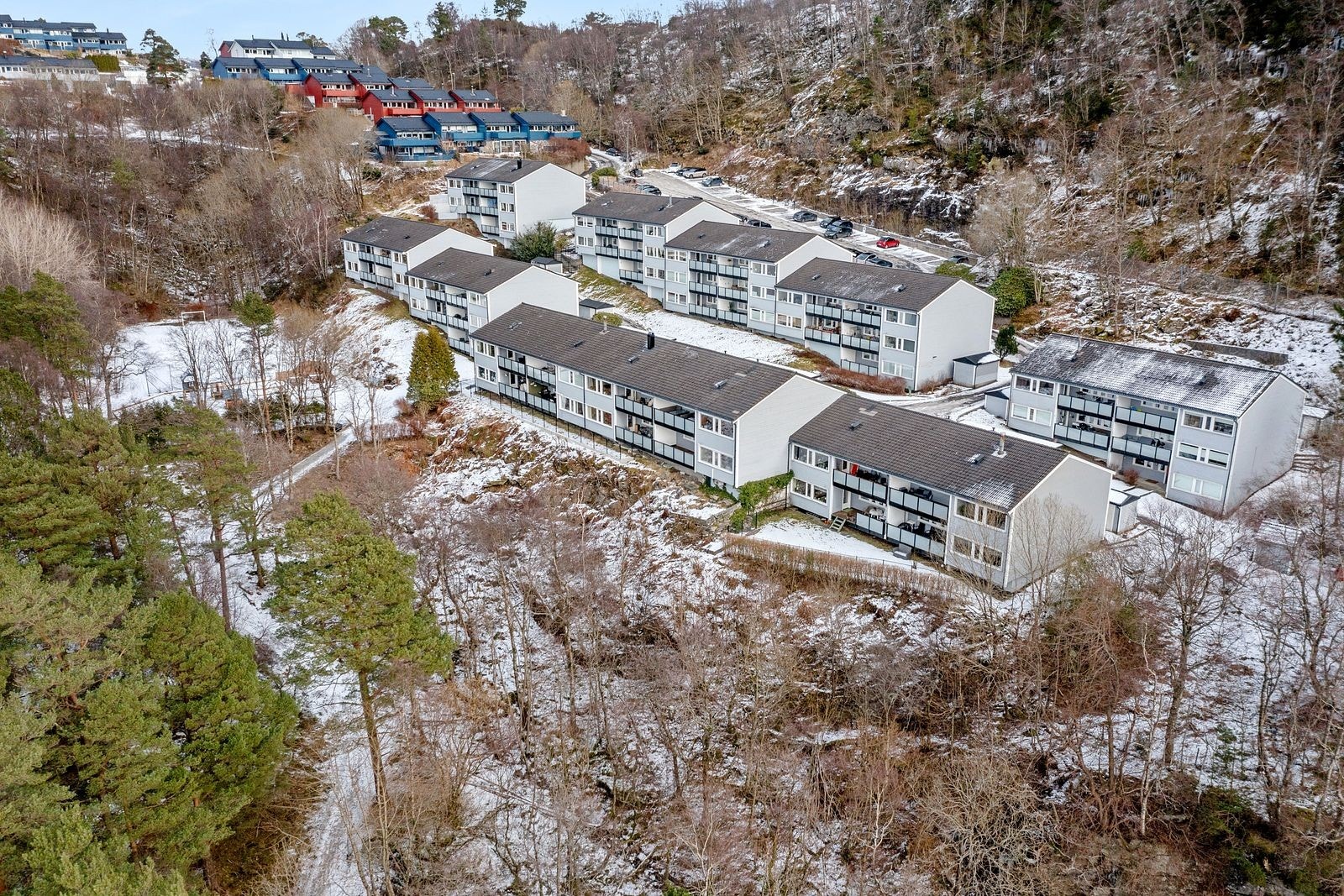 Fra borettslaget er det snarvei ned til Tertneskrysset som gir enkel tilgang til bussforbindelser. Galleribilde