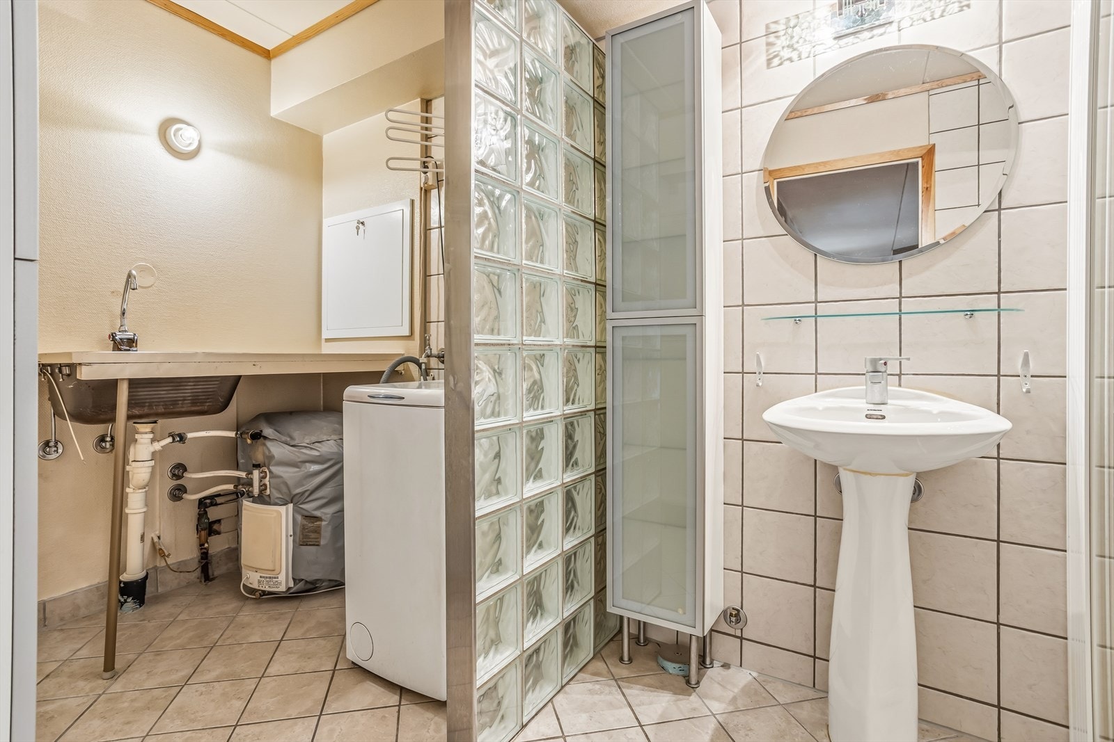 Andre del av baderommet er med opplegg til vaskemaskin og utslagsvask. Galleribilde