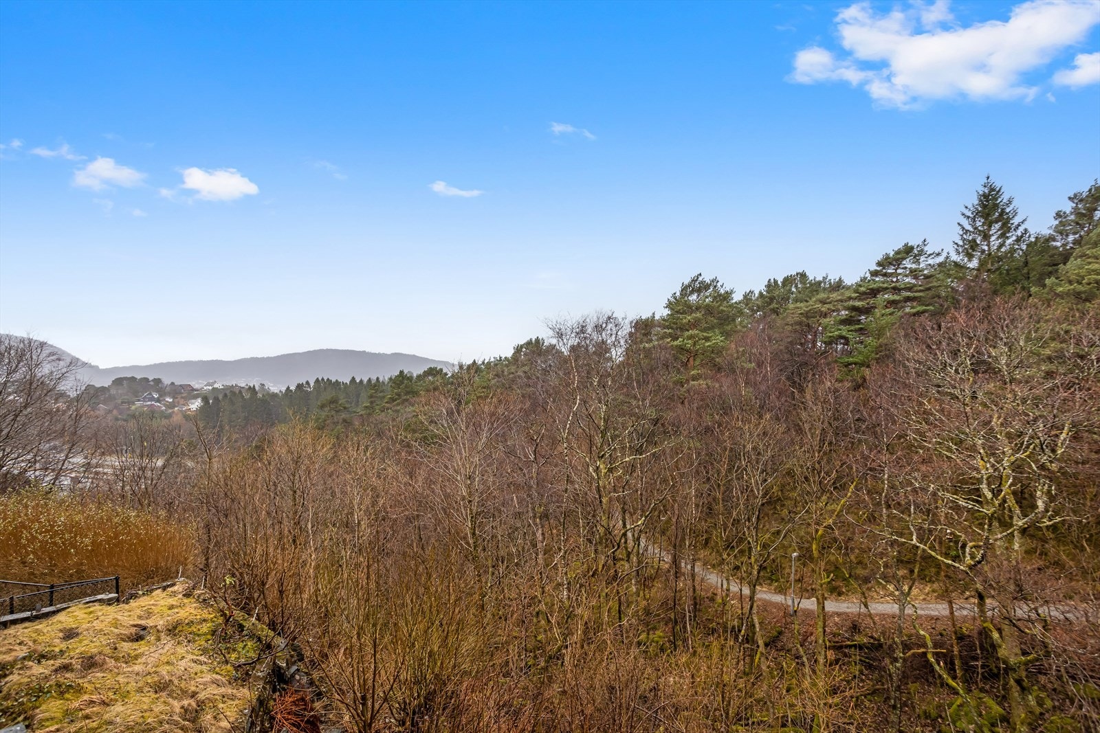 Utsikt over nærområde og opplyst sti ned til Tertneskrysset Galleribilde