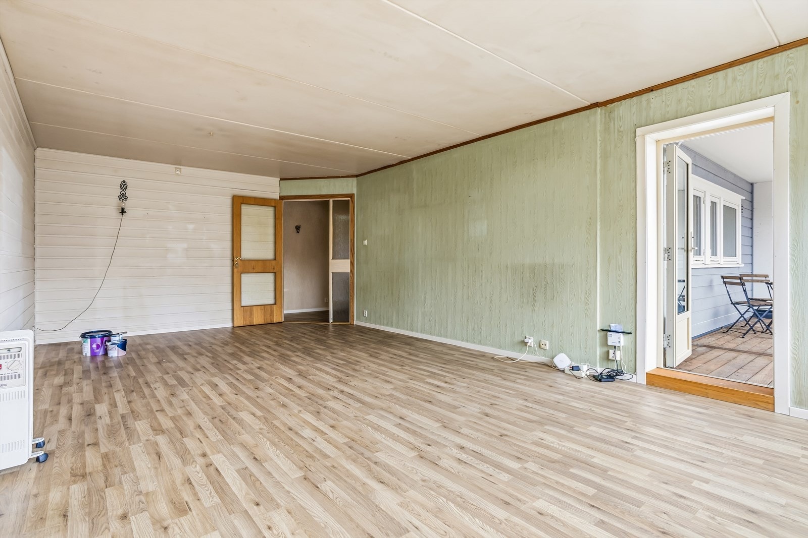 Fra stuen er det utgang til veranda, og godt lysinnslipp fra flere vinduer. Galleribilde