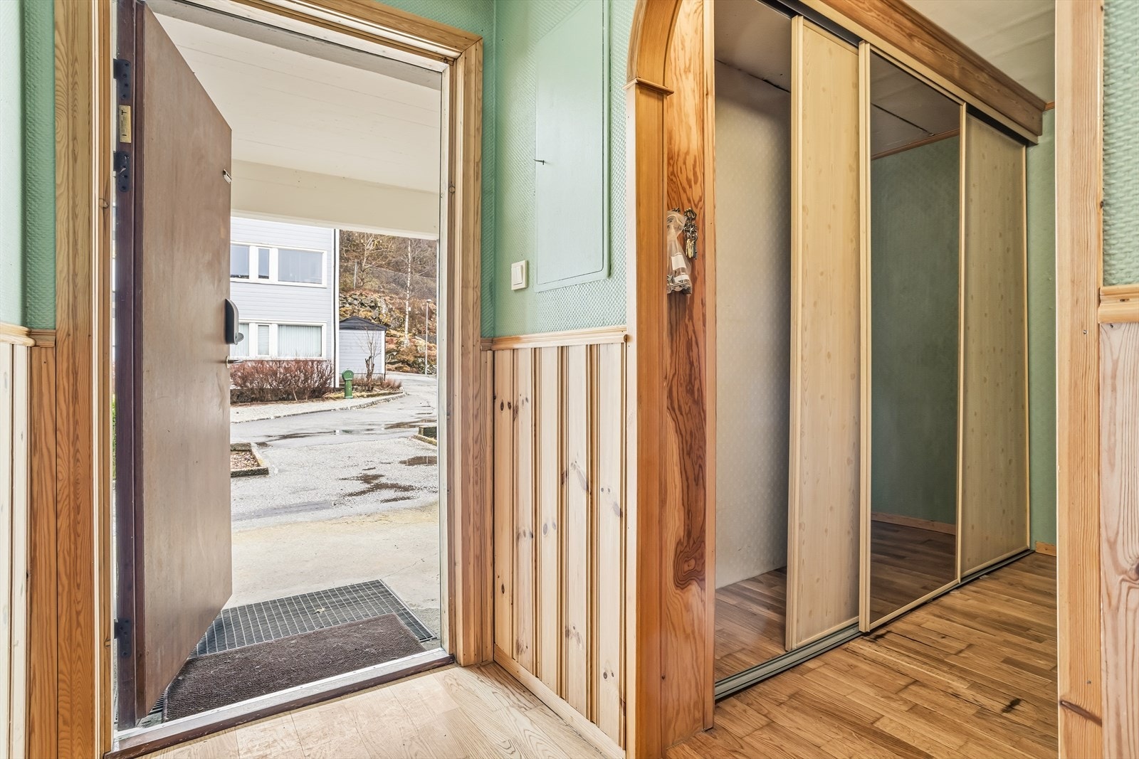 Med tilgang til innvendig bod og stort garderobeskap. Utvendig bod er med enkel tilgang ved siden av leiligheten. Galleribilde