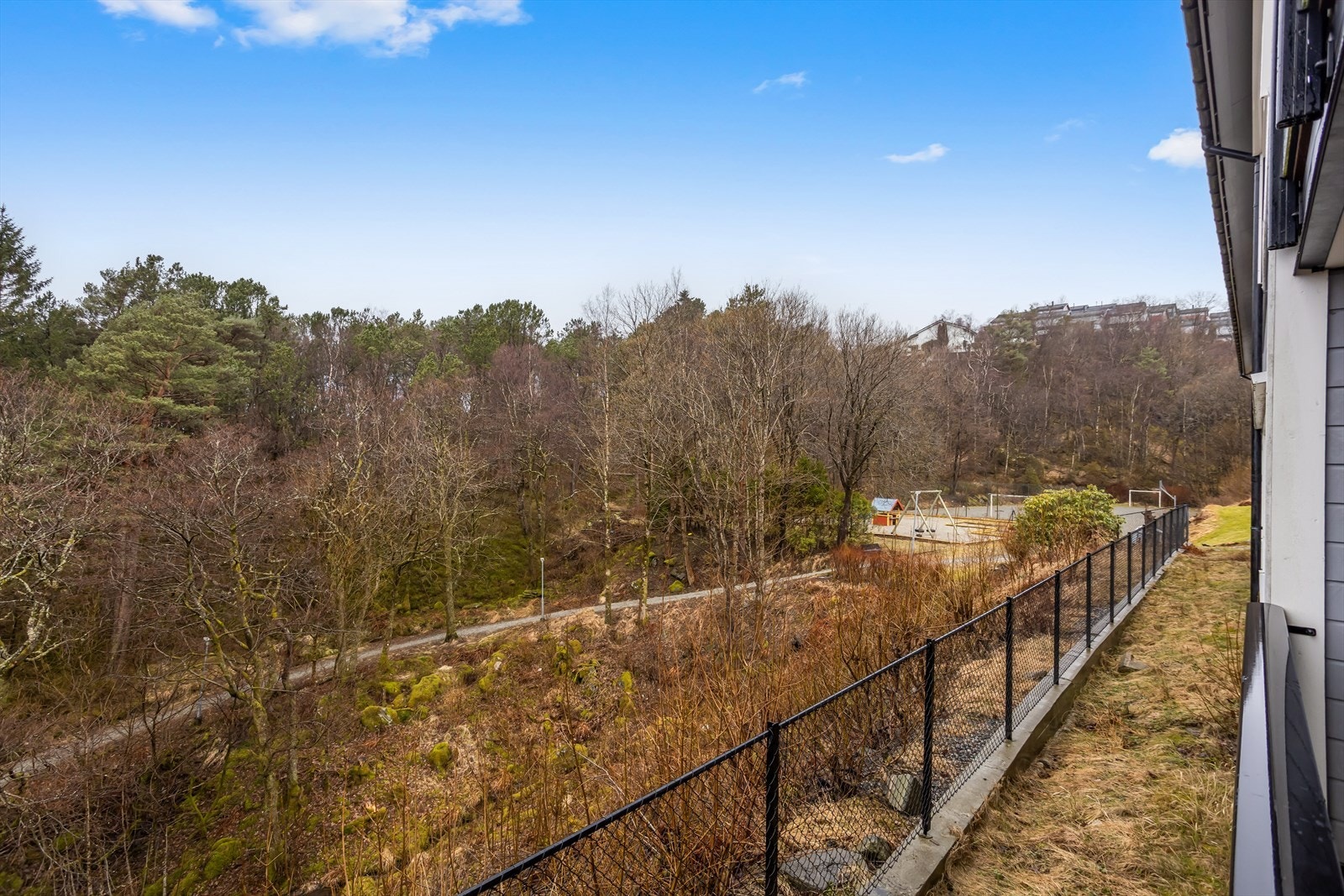 I tillegg til utsikt mot lekeplassen hvor barna kan trives Galleribilde