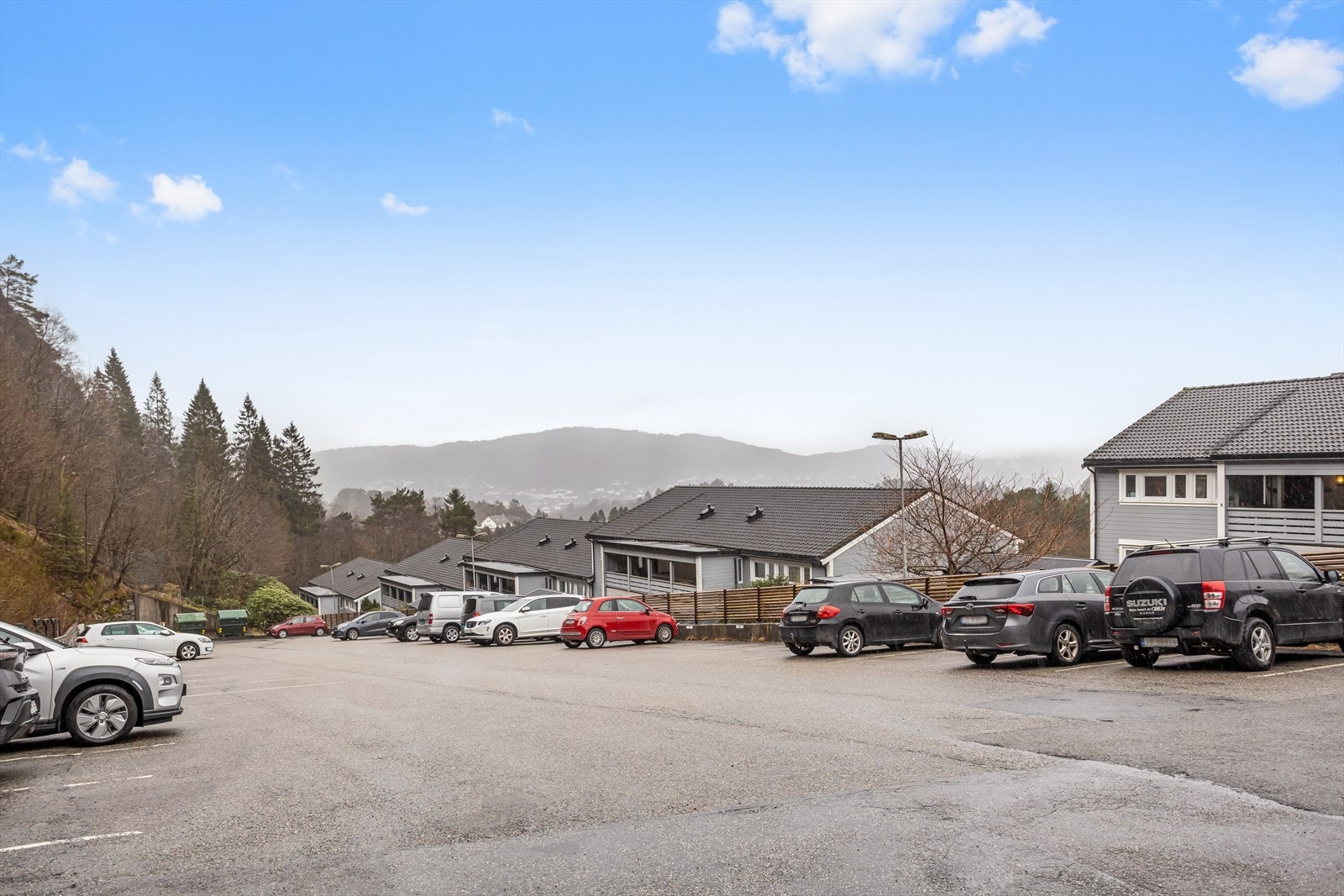 Leiligheten disponerer parkeringsplass nederst på parkeringen, nærme trapp som tar deg til veien til leiligheten. Galleribilde