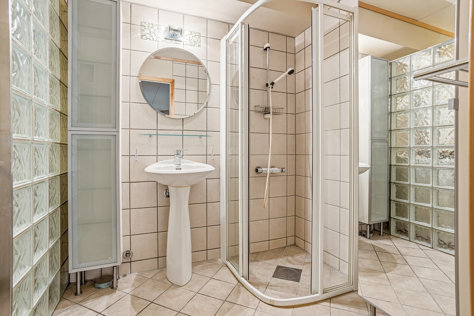 Baderom med hjørnedusj og servant. Galleribilde