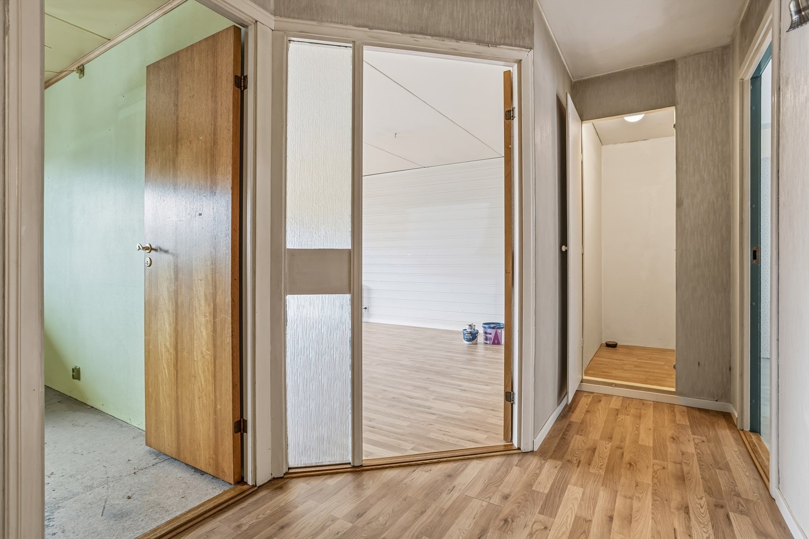 Dør som skiller av stuen mot gang Galleribilde