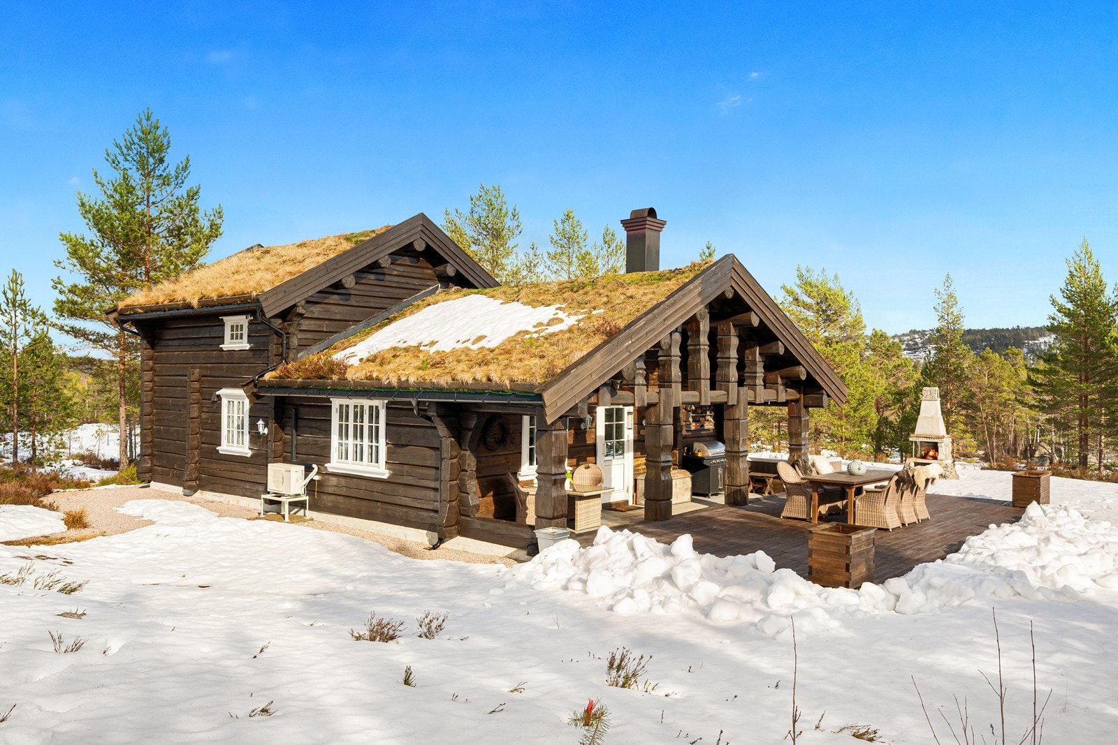 Hytta har en nydelig beliggenhet i naturskjønne omgivelser på Slokdalsfjellet sø ri Nissedal. Galleribilde