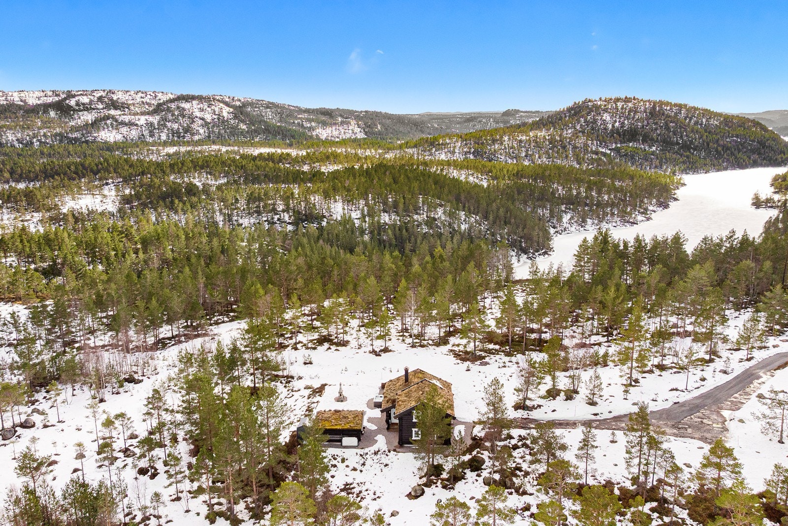 Slokdalsfjell ligger ved Felle, sør i Nissedal kommune. Flott beliggenhet på idylliske Slokdalsfjell med glimrende solforhold, utsikt utover flott natur og svært barnevennlige omgivelser. Galleribilde