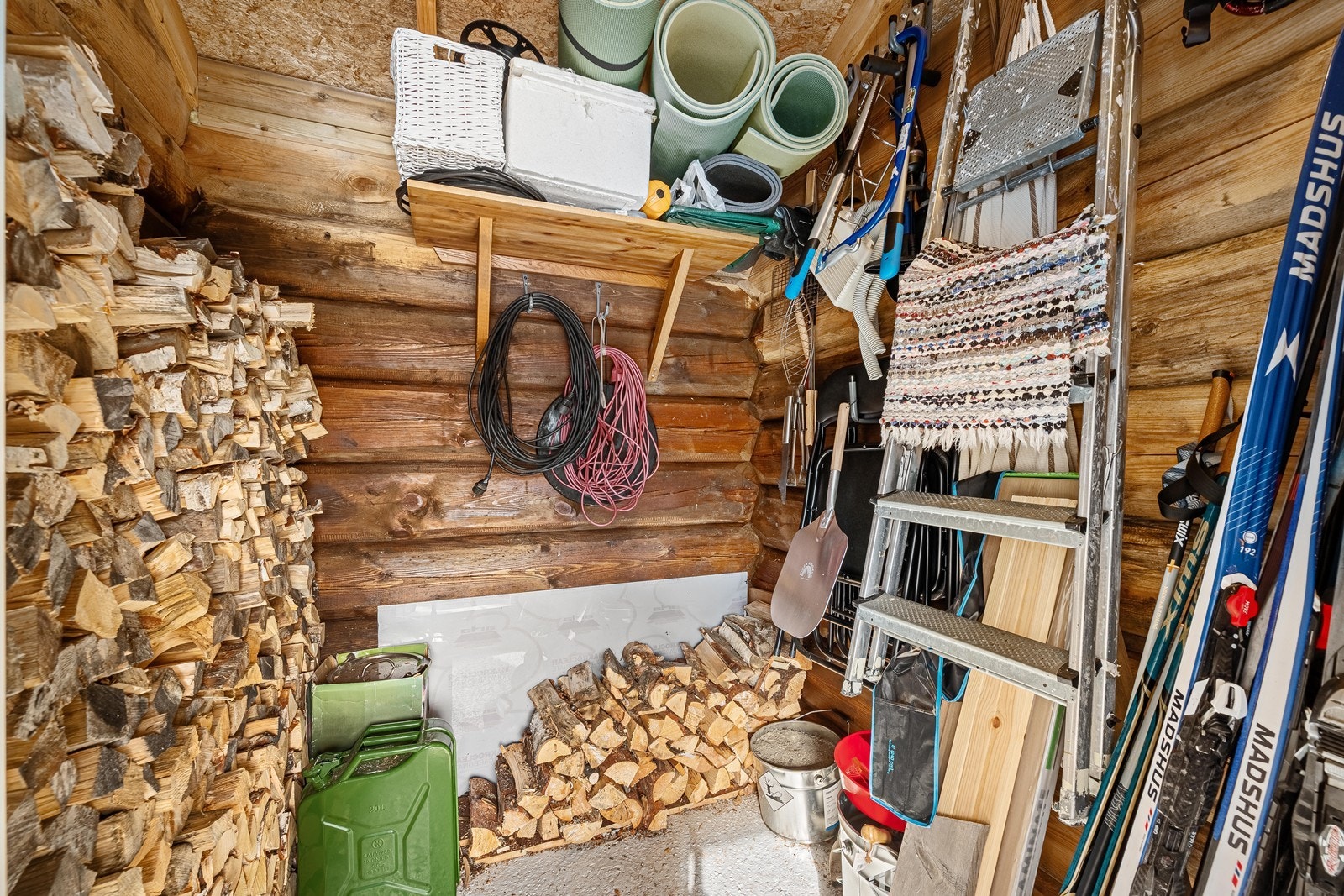 Uthuset er delt inn i 2 rom, perfekt for lagring av f.eks ved og diverse utstyr. Galleribilde