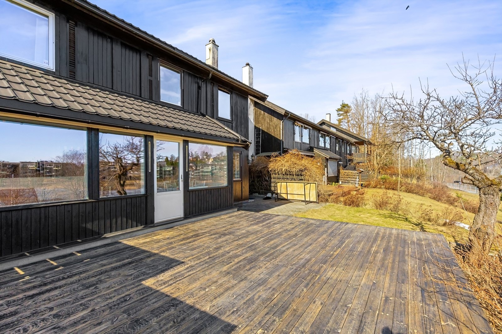 Ytterveggen mot stuen, vinduer og terrassedør ble byttet i 2011. Galleribilde