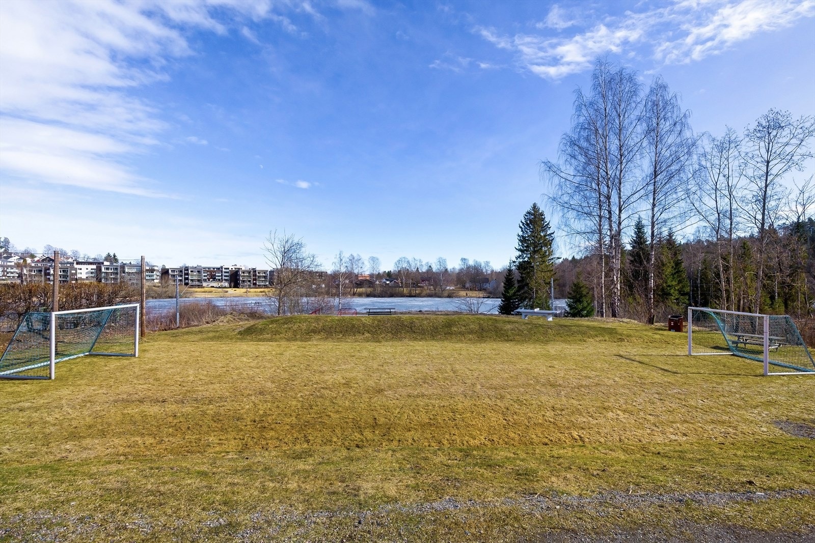 Sameiets lekeplass med bordtennisbord, benker og grill. En hyggelig møteplass. Galleribilde