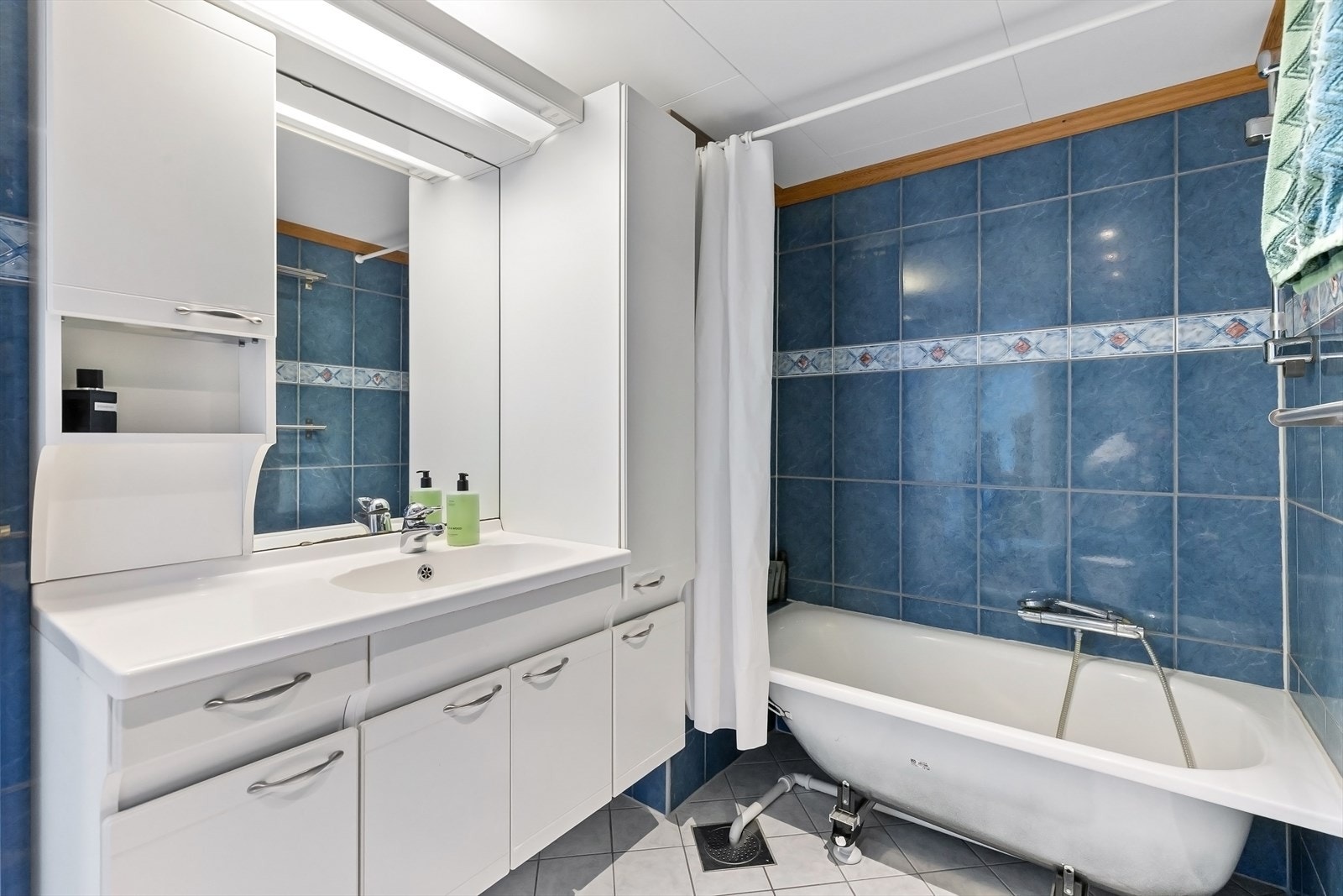 Badet er utstyrt med baderomsinnredning, badekar og toalett fra 2025. Galleribilde