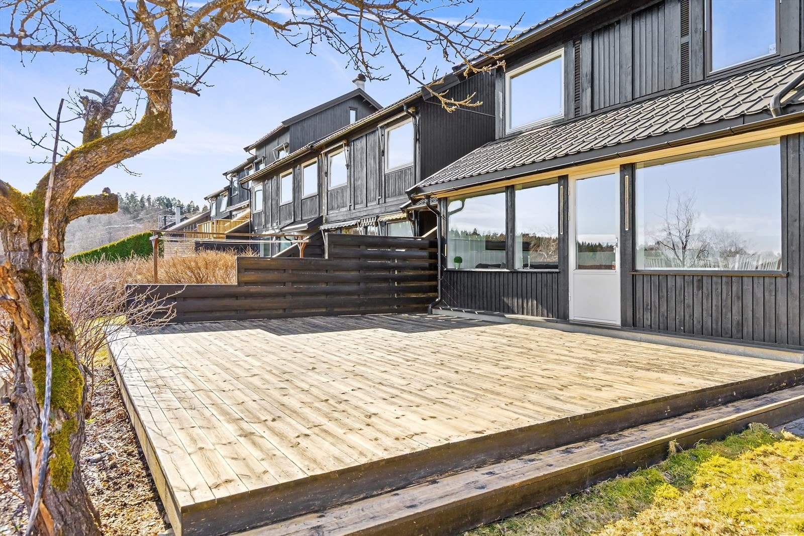 Stor og skjermet terrasse med adkomst fra stue/kjøkken. Galleribilde