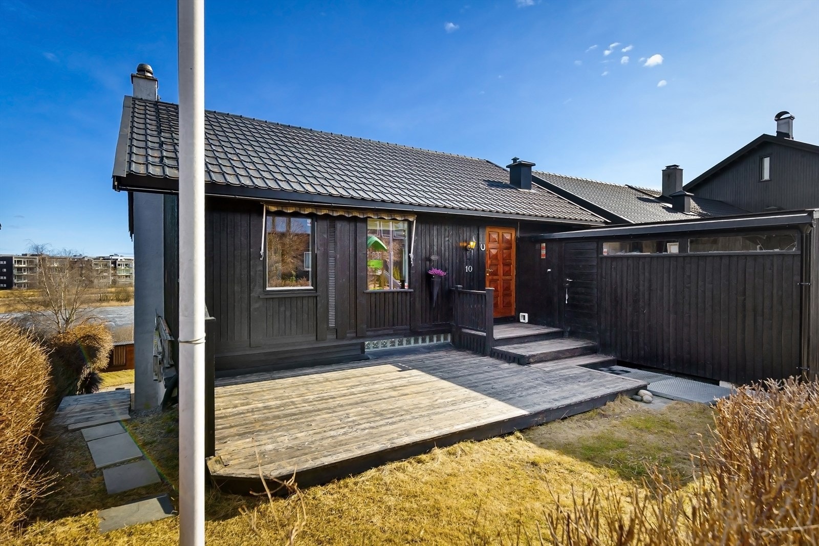 Terrasse på 19 kvm ved inngangspartiet. Galleribilde