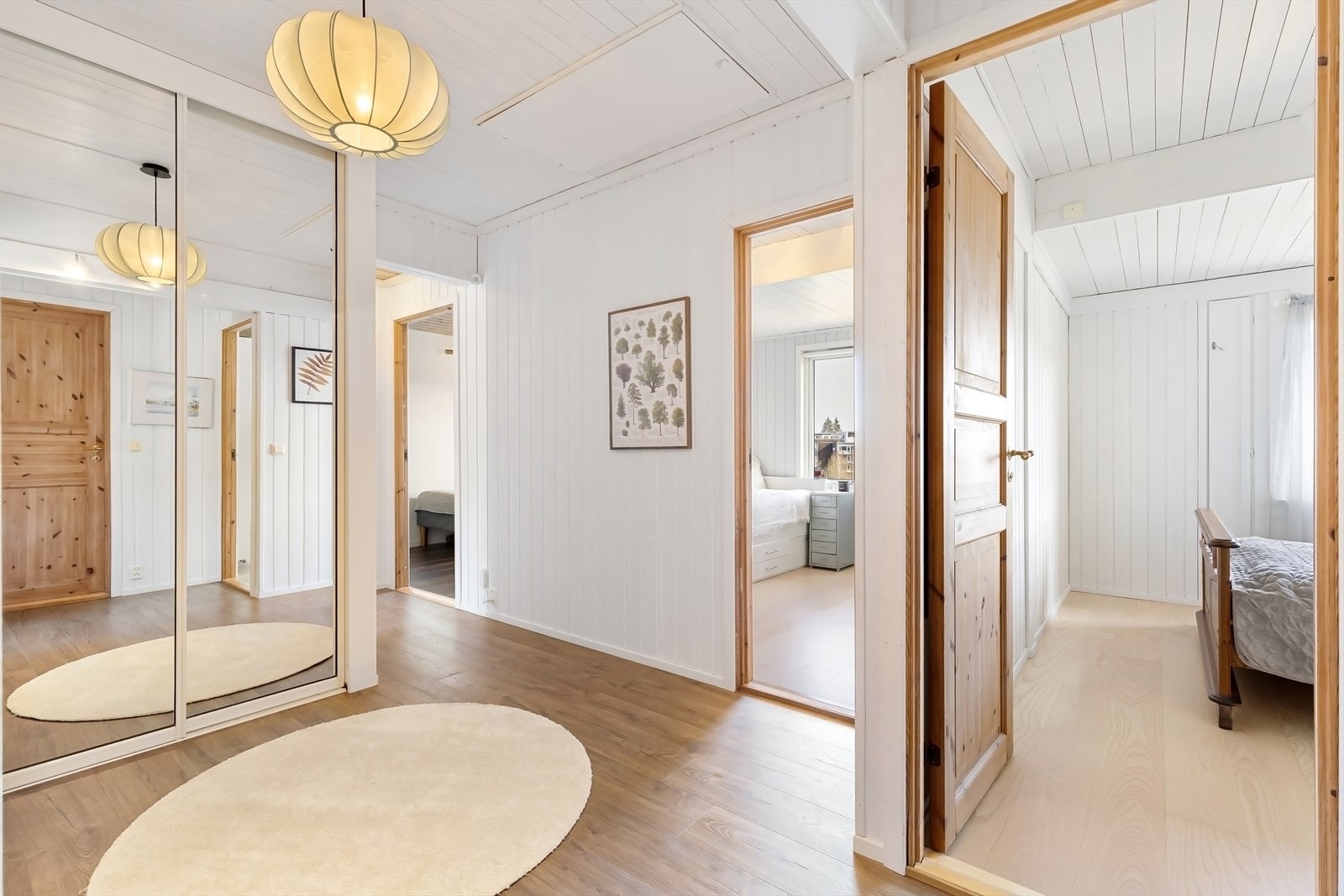 Romslig gang/entré med skyvedørsgarderobe. Galleribilde