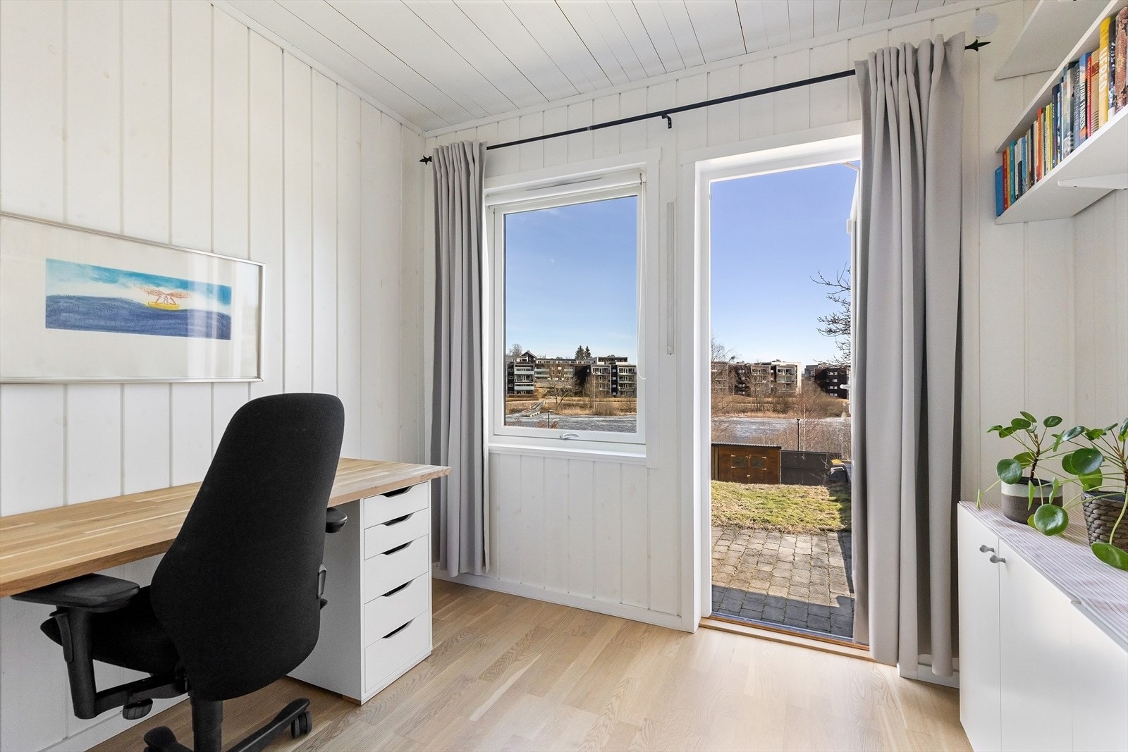 Fra kontoret er det utgang til uteplassen. Galleribilde