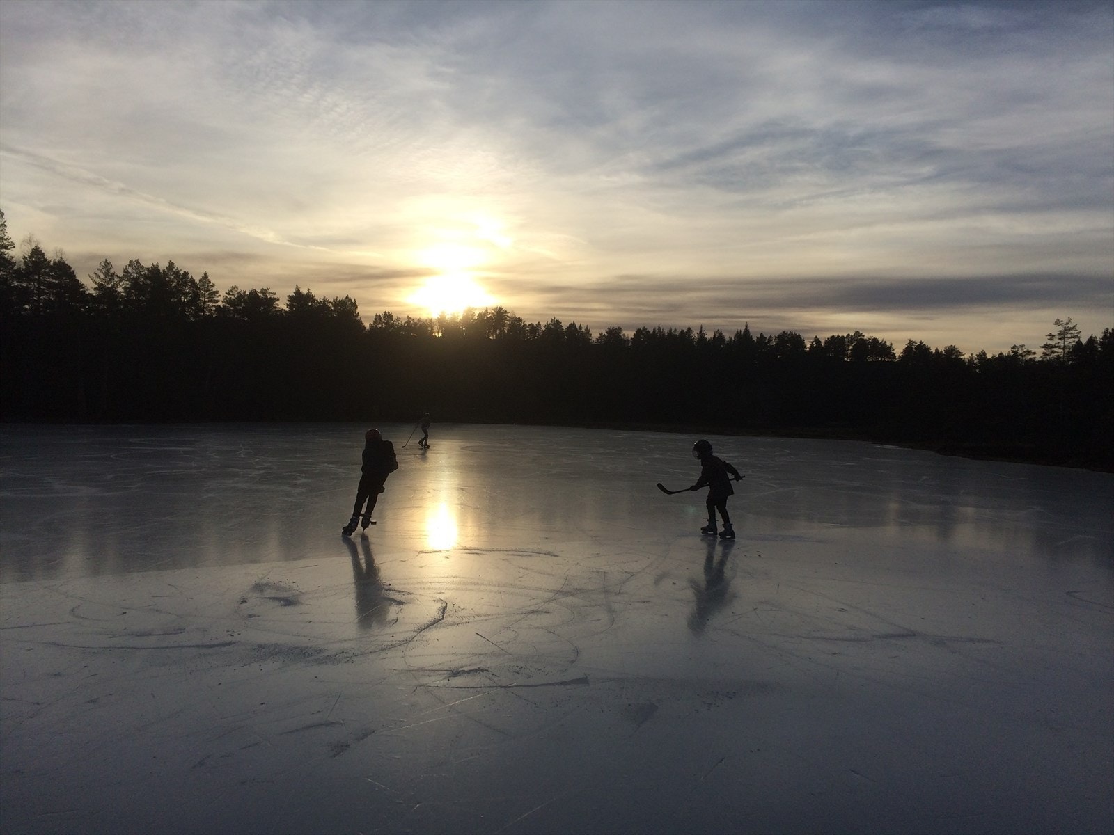 Skøyter på Vardåstjern. Galleribilde