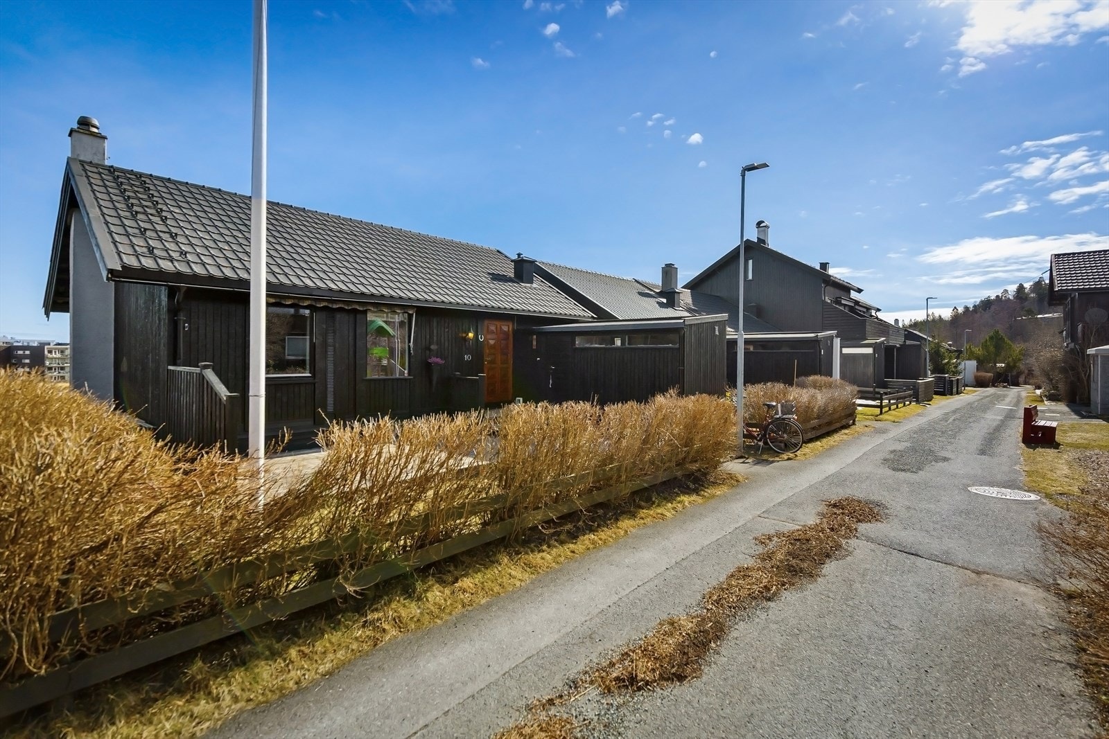 Når gaten er feiet, er det perfekt og trygg sykkelstripe for barn. Bom ven innkjøringen, kun nødvendig kjøring til eiendommene skal forekomme. Galleribilde