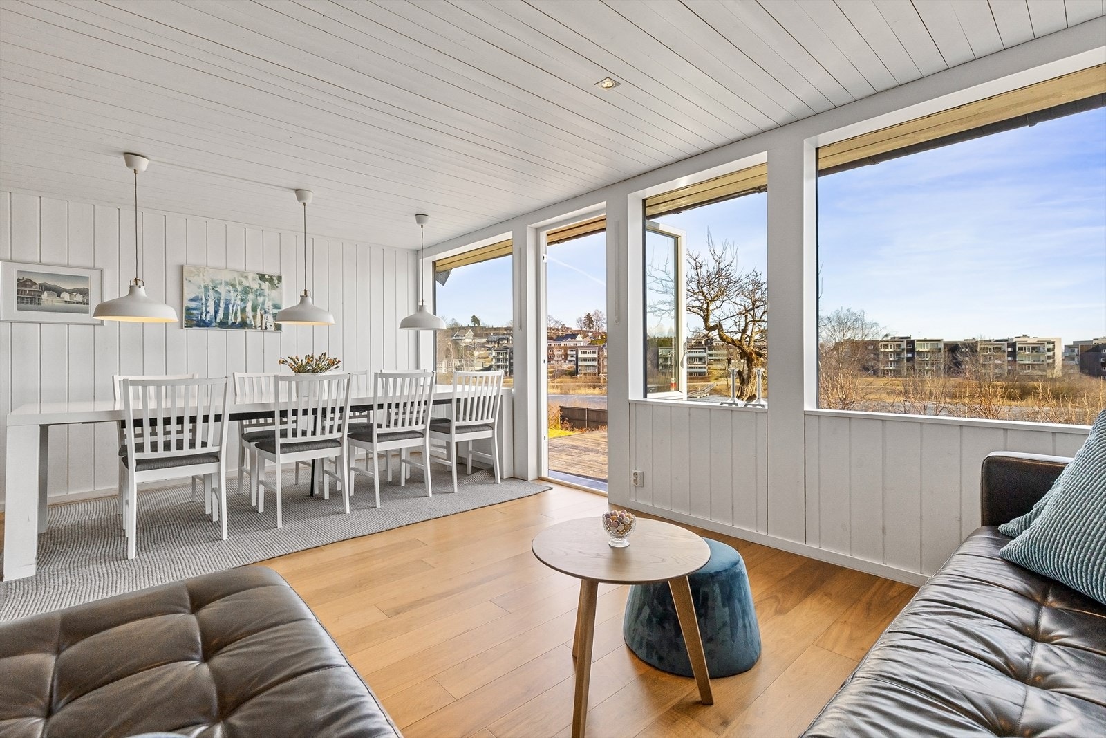 Stuen, spiseplassen og kjøkkenet ligger i åpen løsning med god flyt mellom sonene. Galleribilde