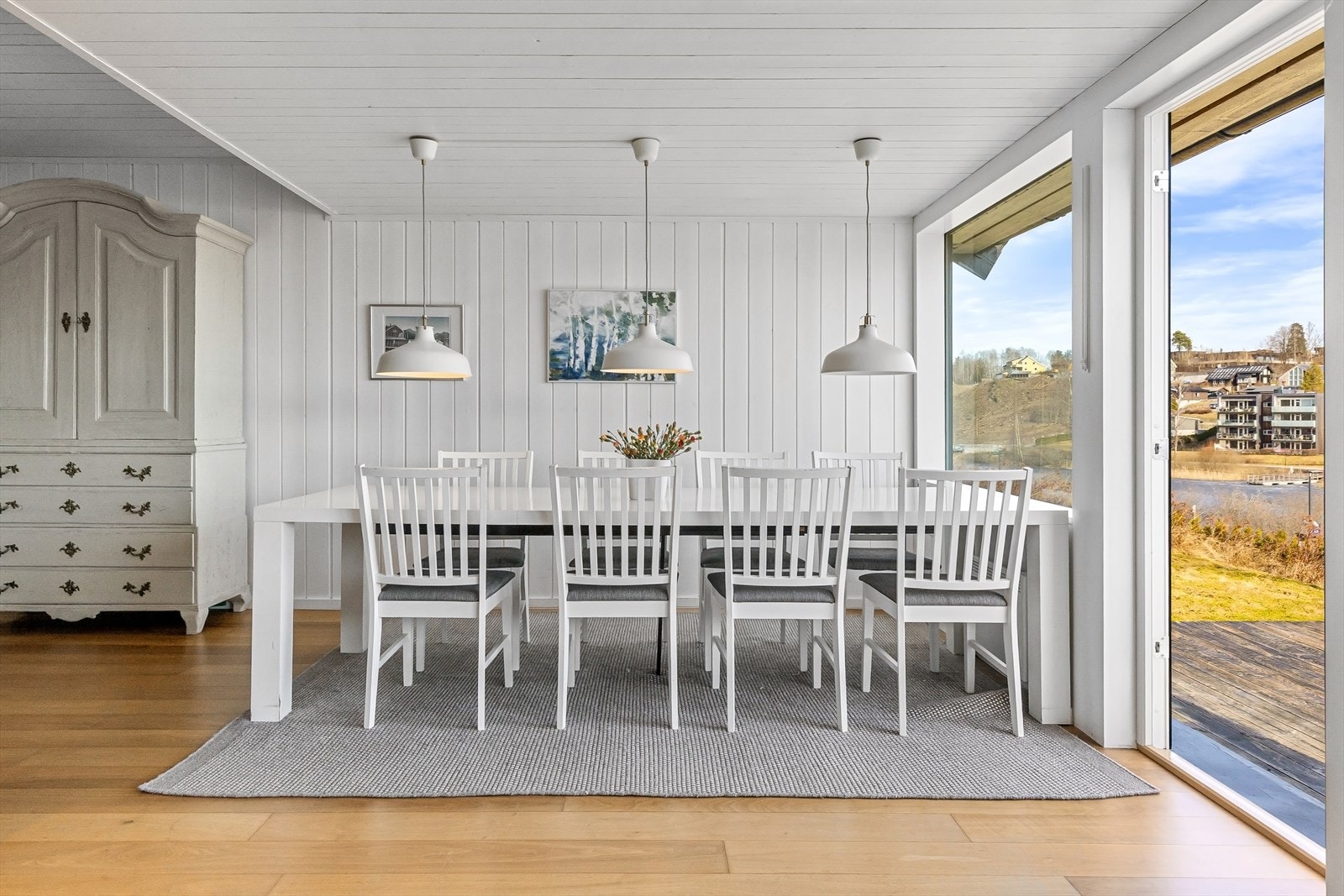 God plass til stort spisebord. Galleribilde