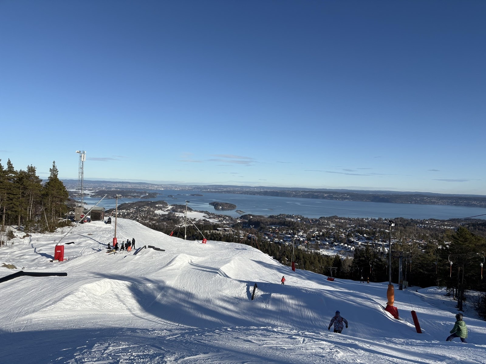 Utsikt fra alpinbakken på Oslofjorden. Galleribilde