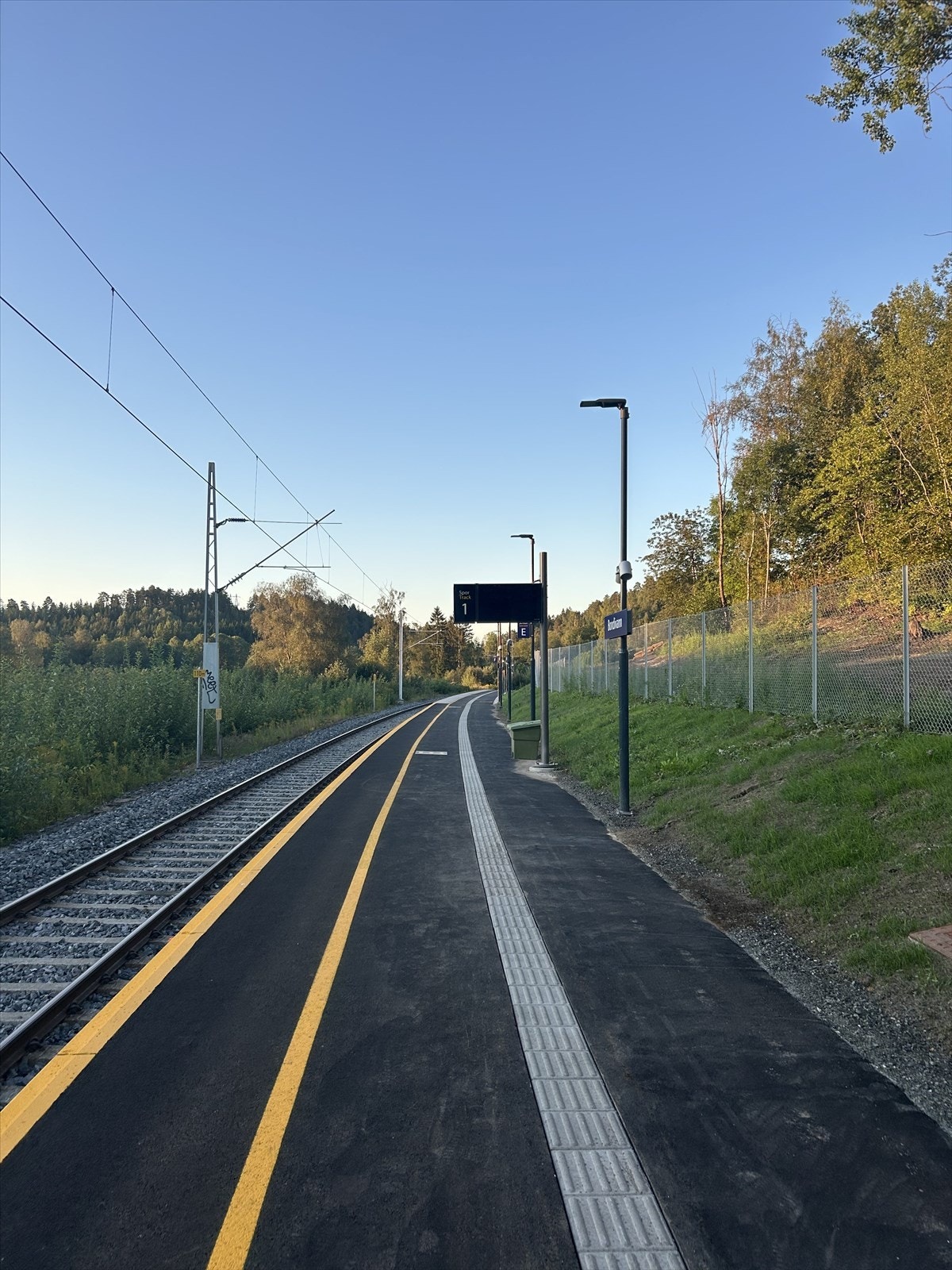 Den nye perrongen. Tog mot Asker/Oslo hver halvtime. Galleribilde