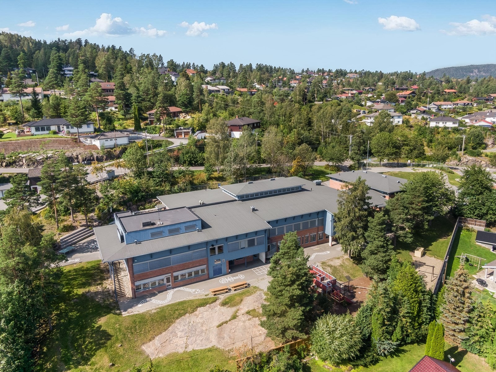 Gangavstand til Rønningen barneskole og Borgen ungdomsskole som boligen sokner til. Galleribilde