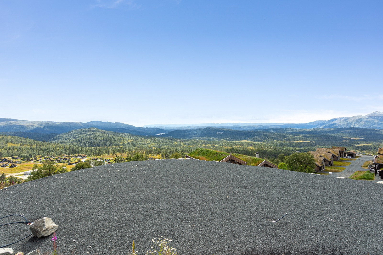Sørvest-vendt. Fra tomten(e) er det nydelig utsikt over flere vannspeil, urørt terreng, belyste hytter, skibakker og Raulandsfjellene Galleribilde