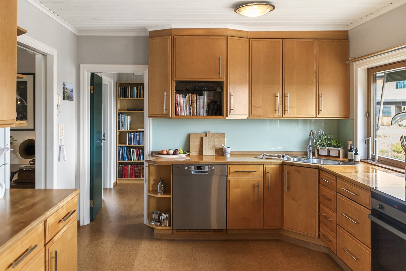 Innredningen har profilerte fronter og benkeplate i tre. Oppvaskmaskin er frittstående. Galleribilde