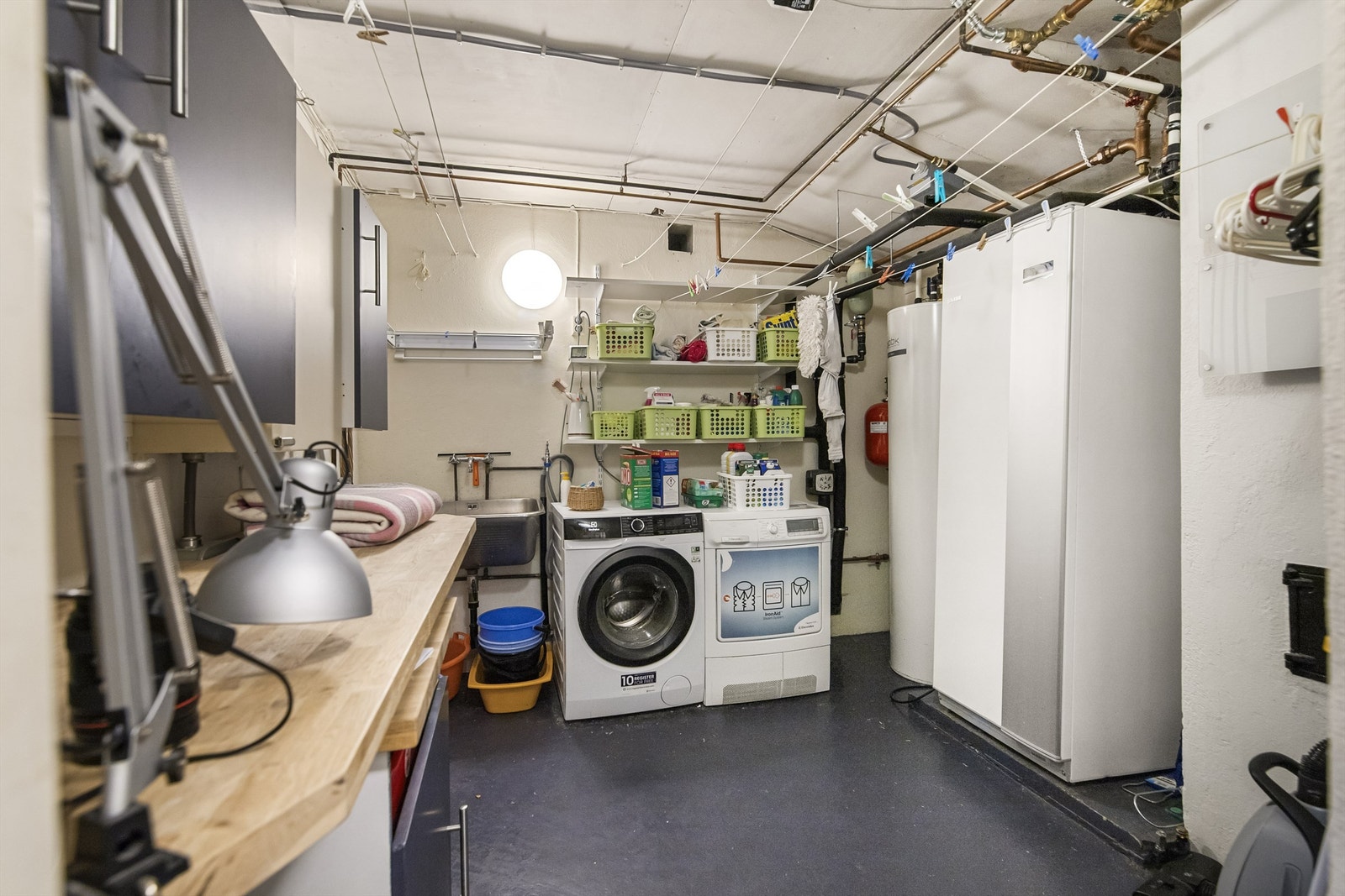 Praktisk vaskerom og teknisk rom. Her står varmepumpen til bergvarmeanlegget som ble installert i 2015. Galleribilde