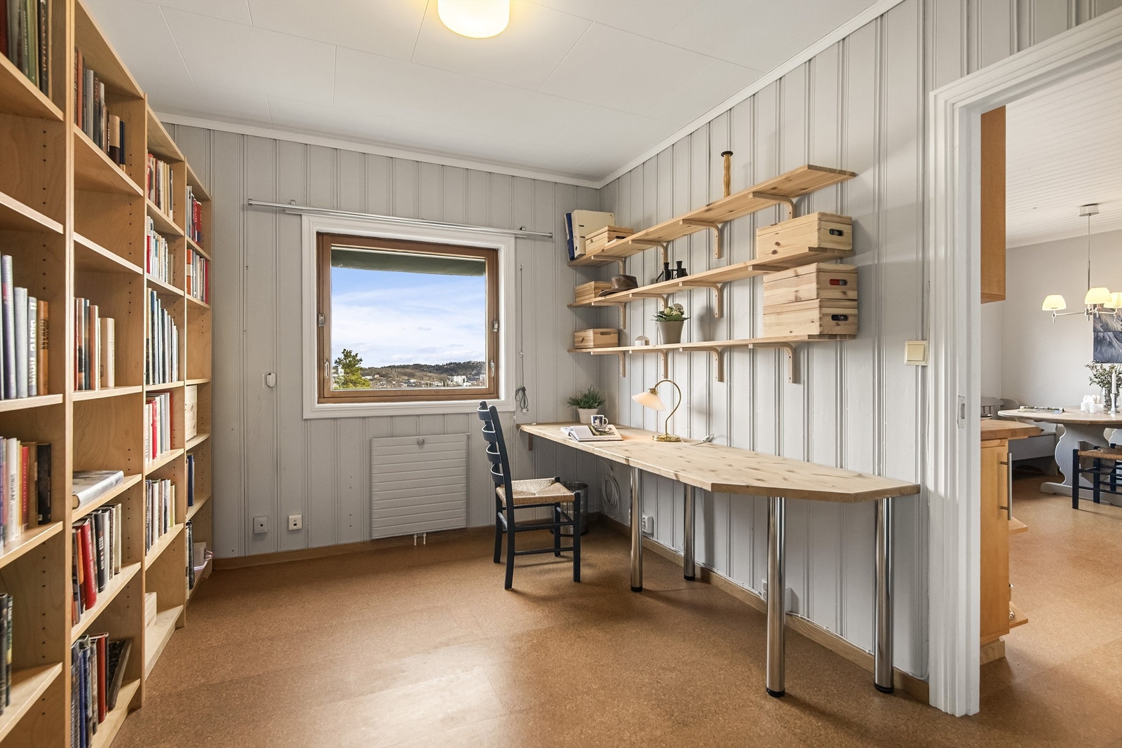 Et av boligens to kontorer, ideelt for hjemmekontor. Rommet er opprinnelig tegnet som grovkjøkken. Galleribilde