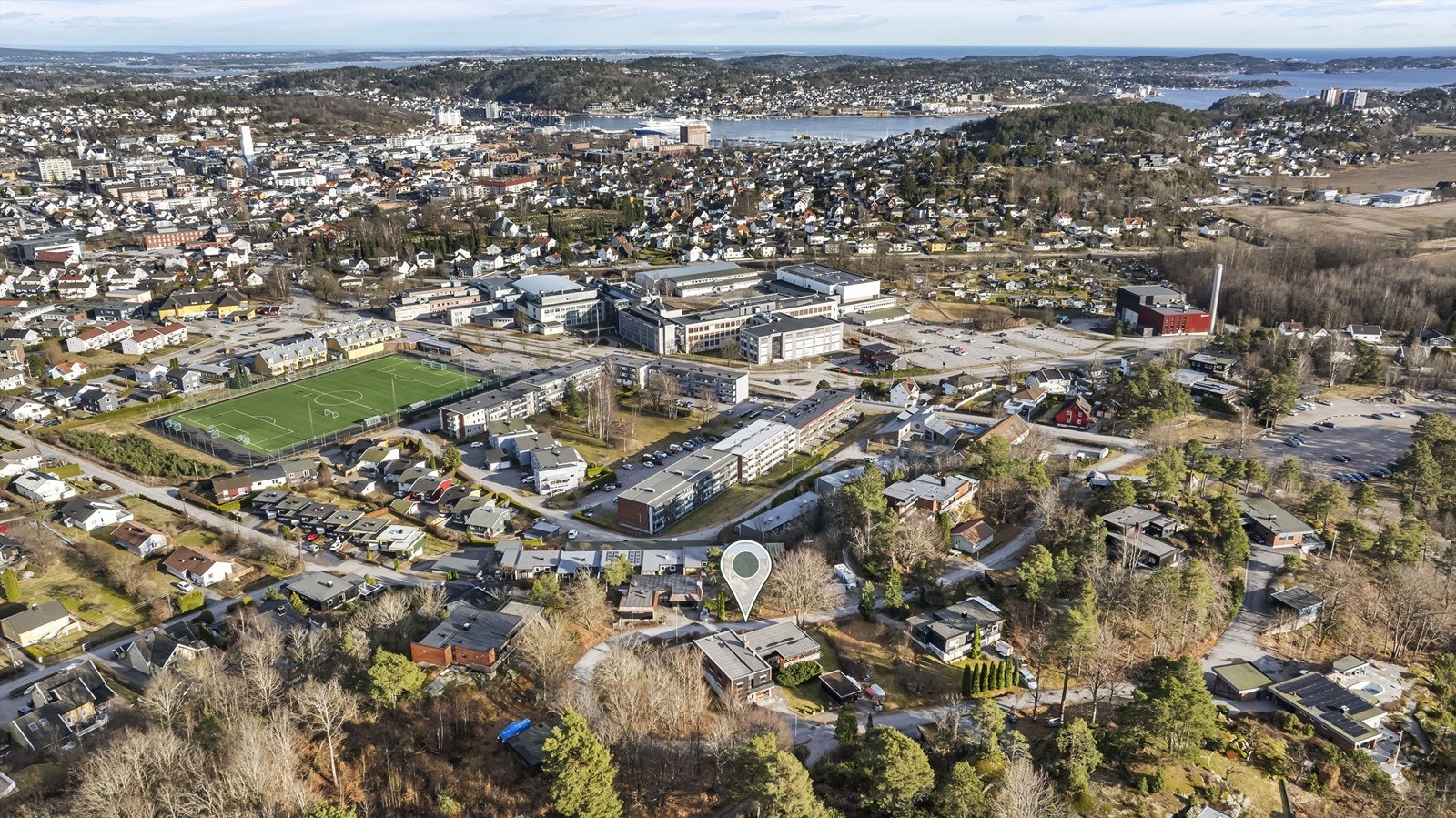 Med gangavstand til Sandefjord videregående skole og kort vei til barne- og ungdomsskole i nærområdet. Galleribilde