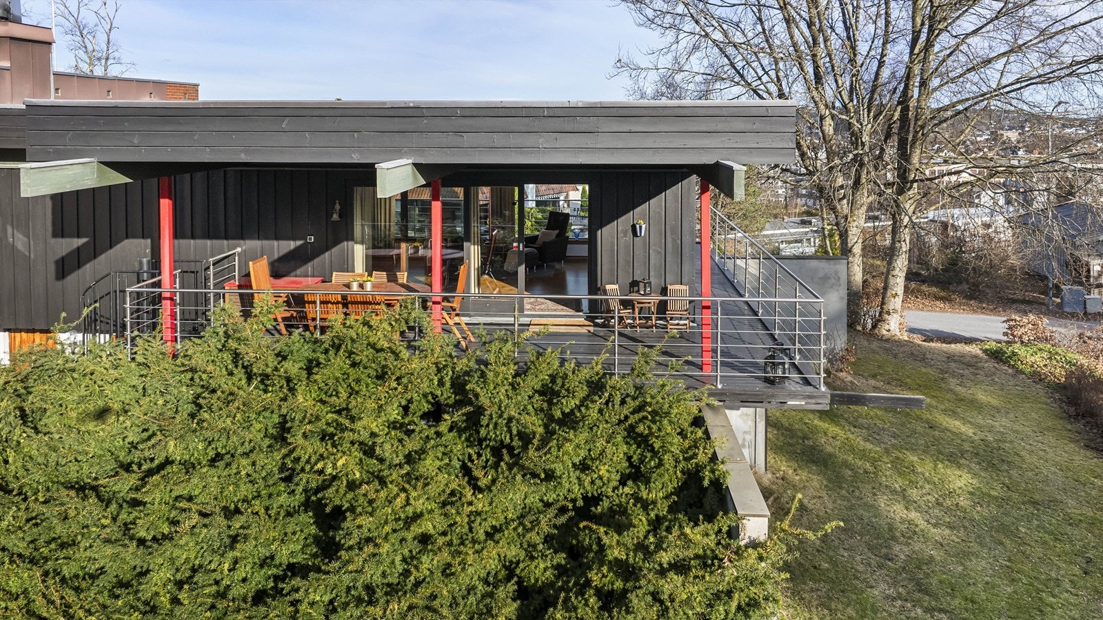 Terrassen er en naturlig forlengelse av stuen i sommerhalvåret. Galleribilde
