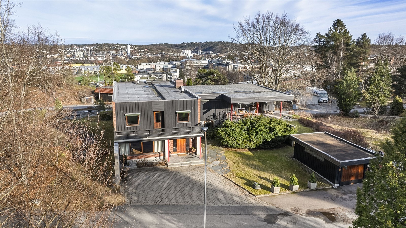 Eiendommen sett fra luften, med Sandefjord sentrum i bakgrunnen. Galleribilde