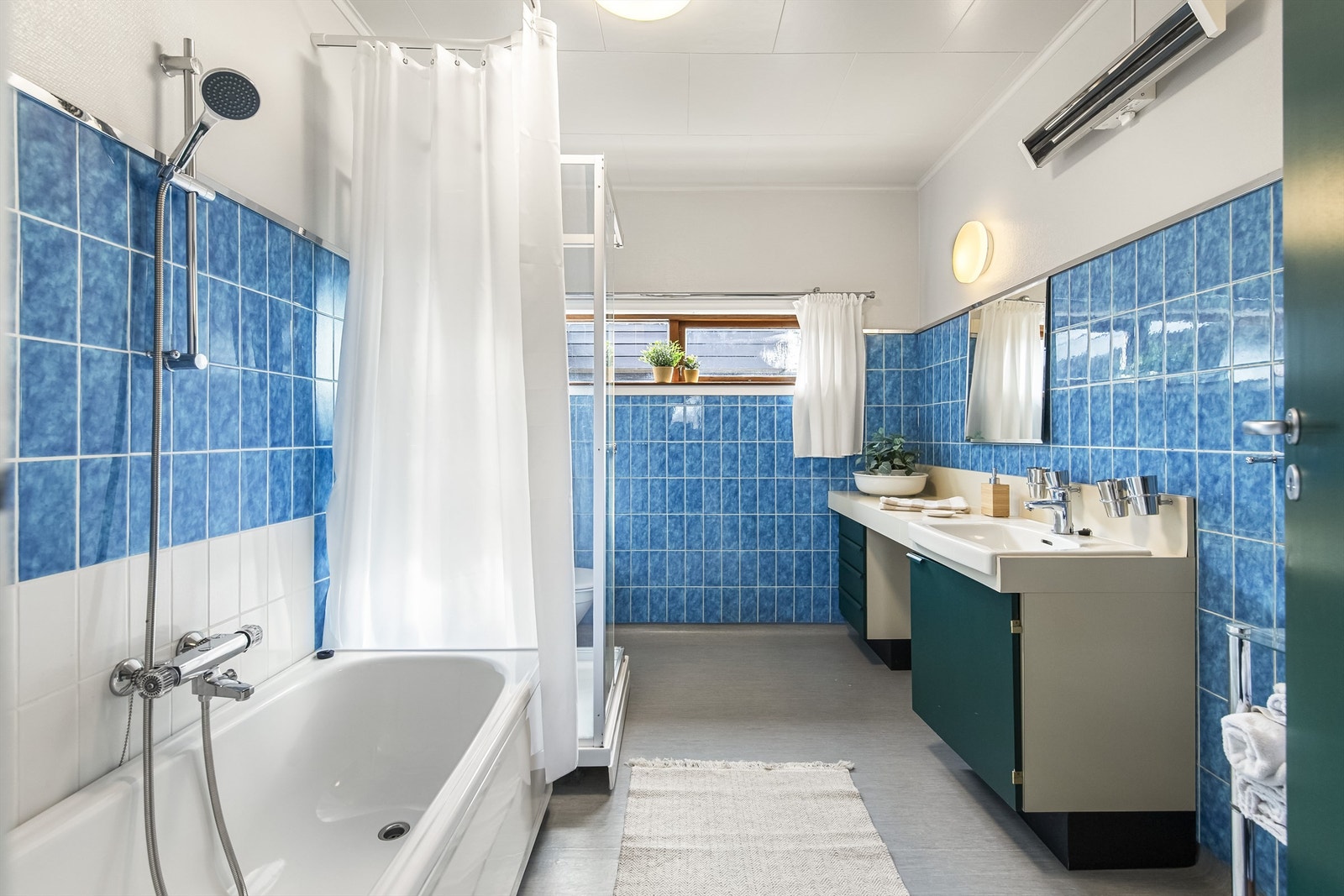 Badet i andre etasje er romslig og utstyrt med både badekar og dusjkabinett. Galleribilde
