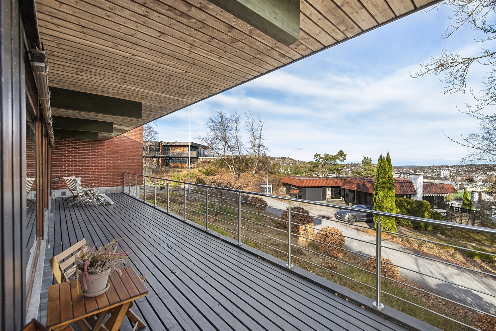 Utsikten over Sandefjord kan nytes fra store deler av terrassen. Galleribilde