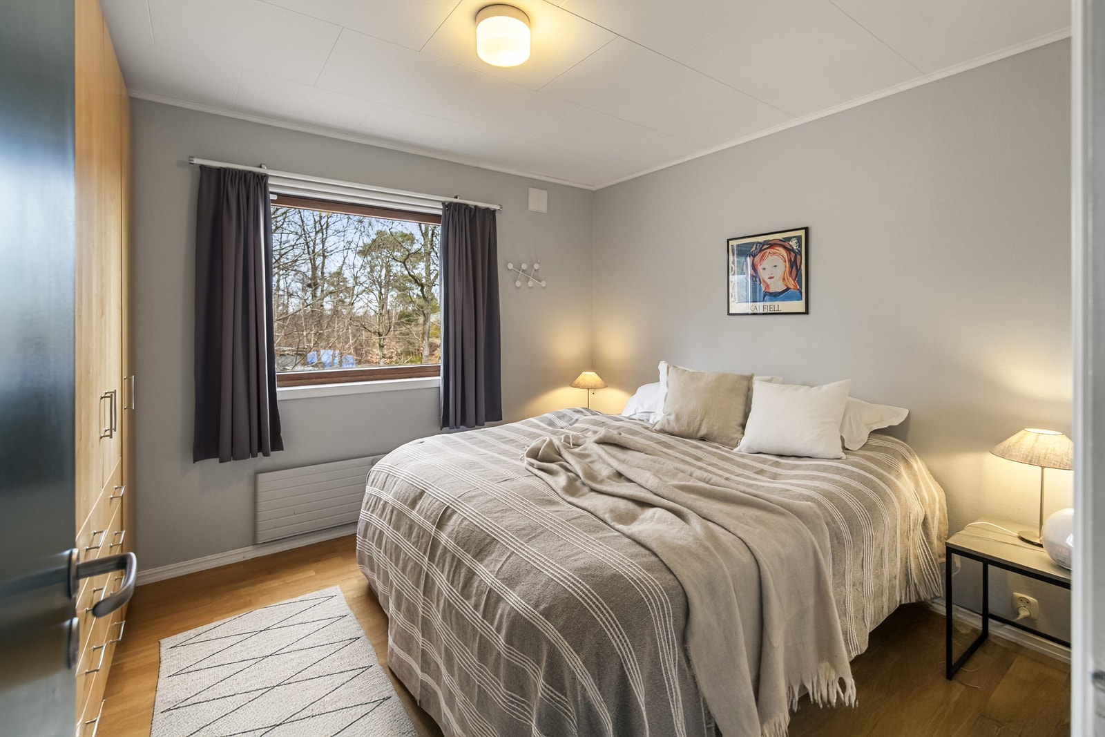 Hovedsoverommet i andre etasje har parkett på gulvet og plass til dobbeltseng. Galleribilde
