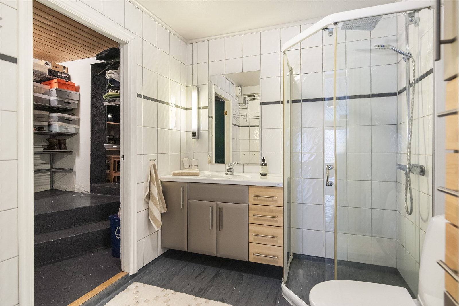 Badet i første etasje ble oppgradert i 2000/2001 og har flislagte vegger, gulvvarme og dusjhjørne. Galleribilde