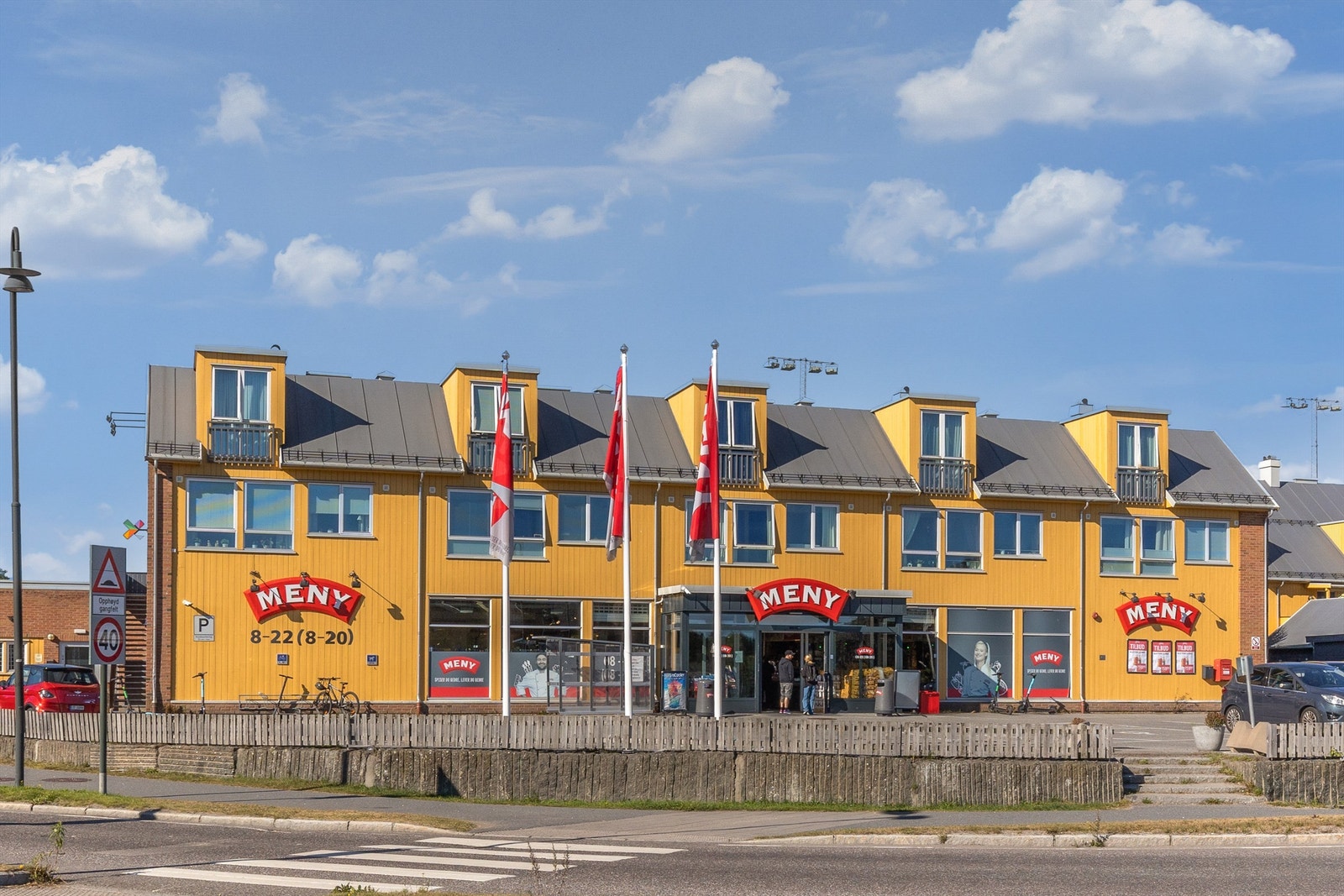 Kort vei til Meny ved storskolen. Galleribilde
