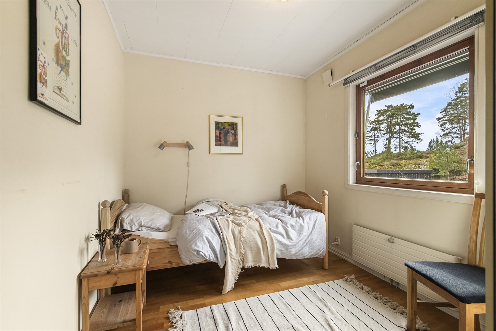 Det andre soverommet i etasjen, også med parkettgulv og garderobeløsning. Galleribilde