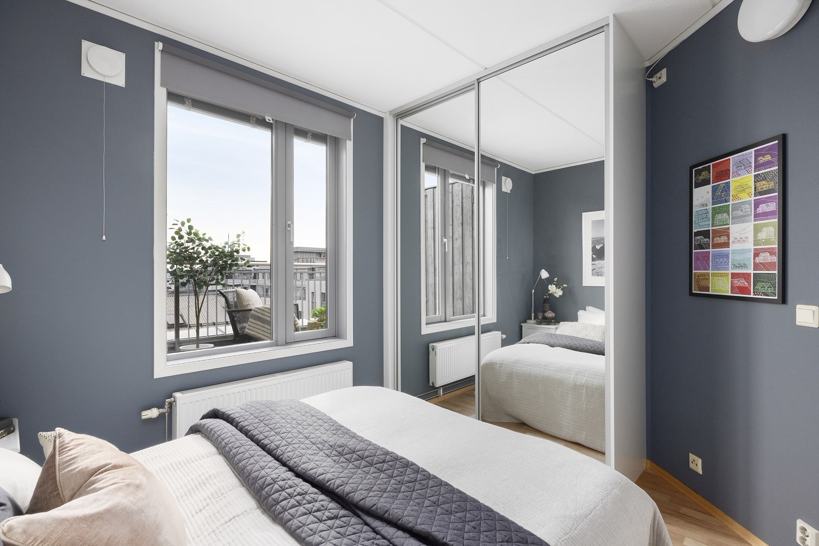 Soverommet har skyvedørsløsning fra 2021, samtidig som veggene ble malt Galleribilde