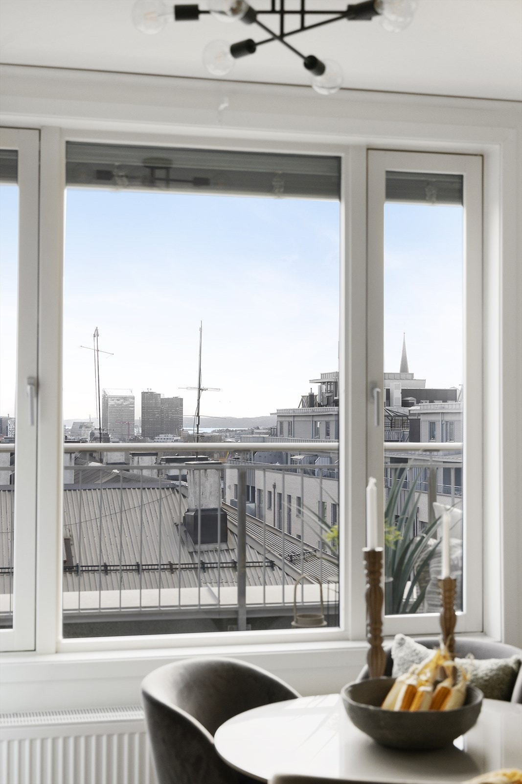 Vakkert utsyn over barcode og Oslofjorden fra spiseplass Galleribilde