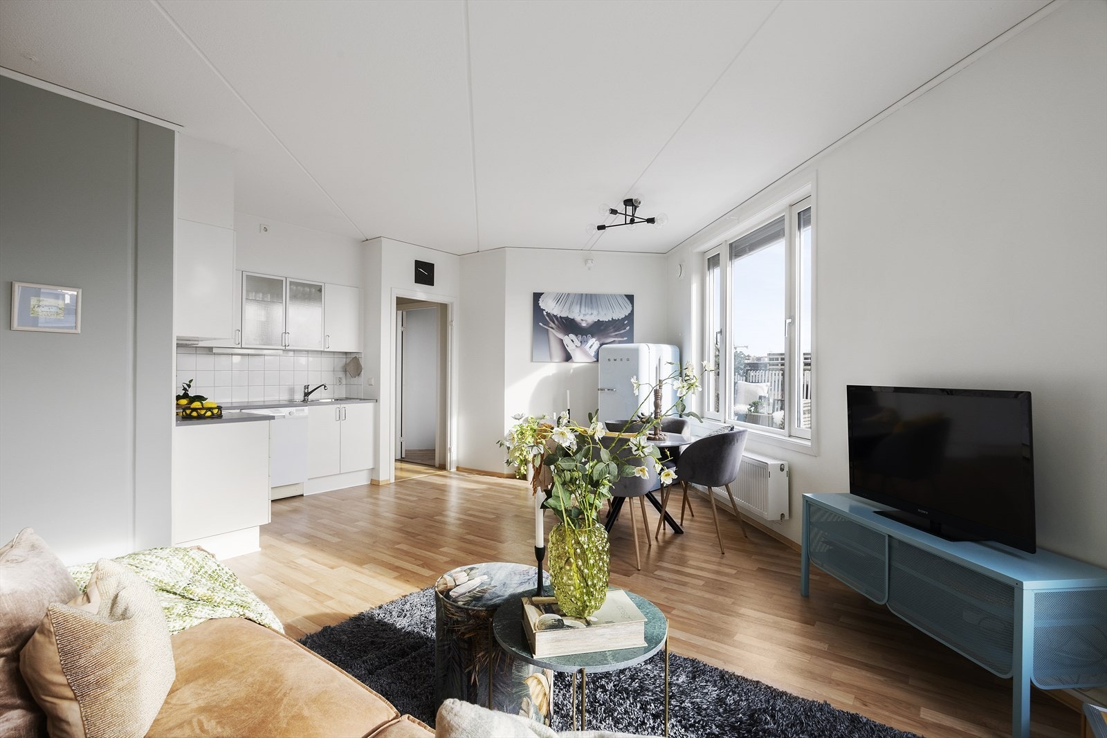 Fra stuen er det utgang til boligens terrasse på ca. 19 m², og leiligheten ligger i byggets 5. etasje Galleribilde