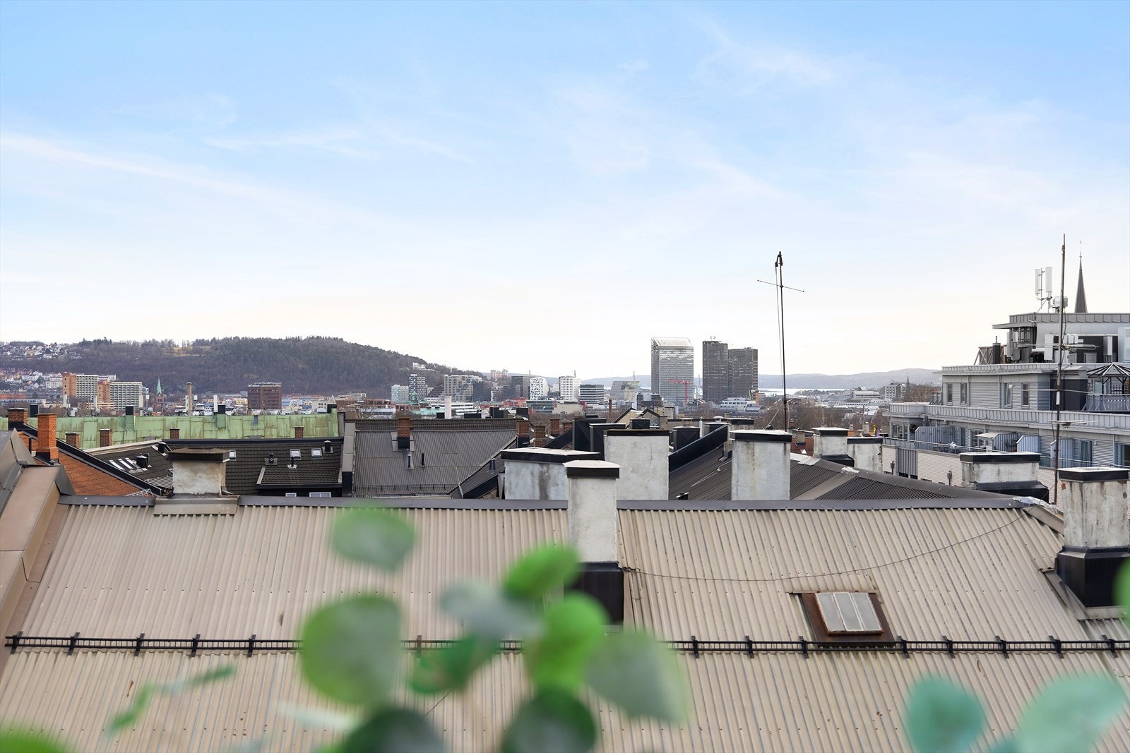 Områdebilde som viser utsyn over omkringliggende bybebyggelse fra boligens høye plassering i 5. etasje Galleribilde