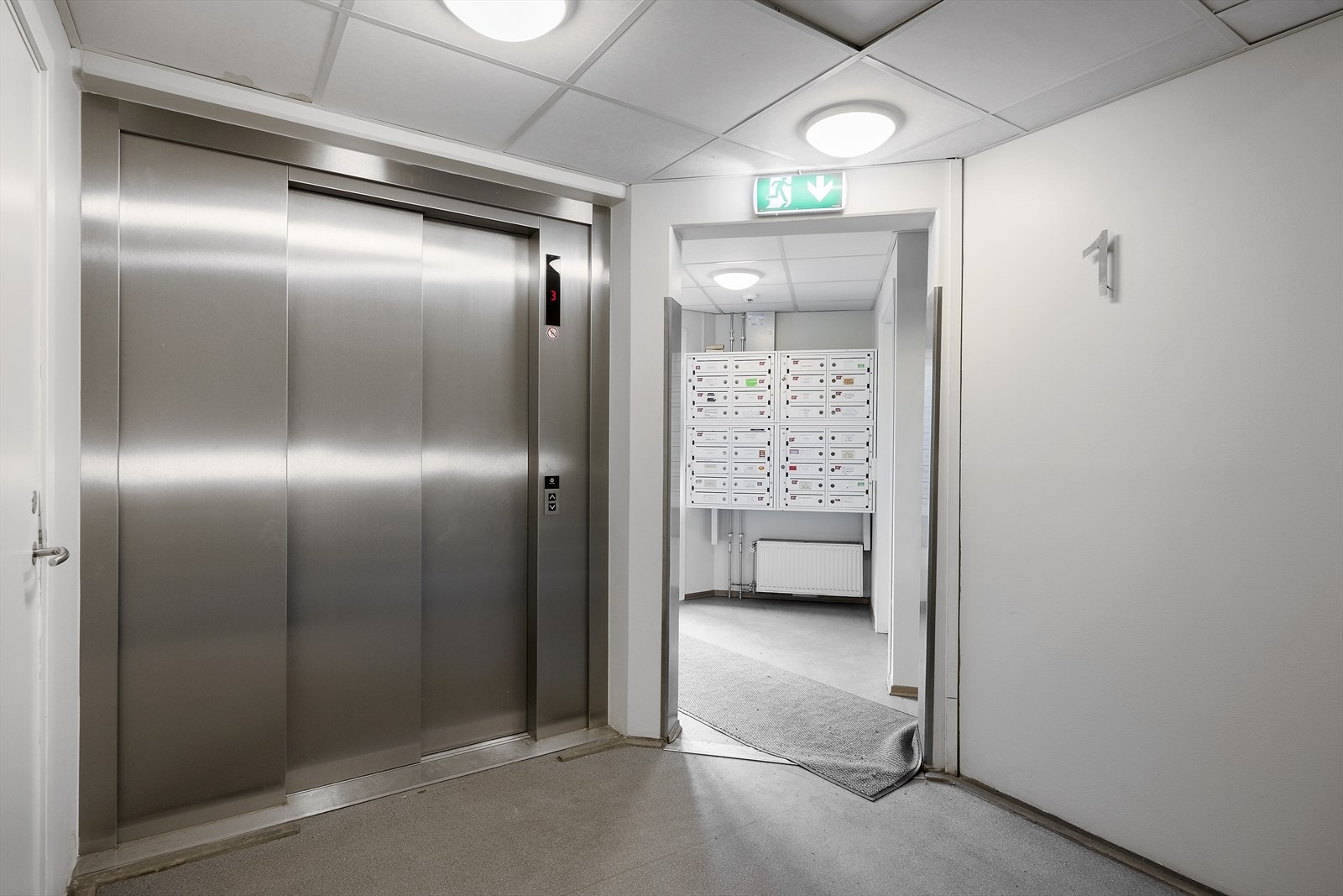 Bygget har heisadkomst, noe som gir enkel tilgang til boligen og til garasjeanlegget i kjeller Galleribilde