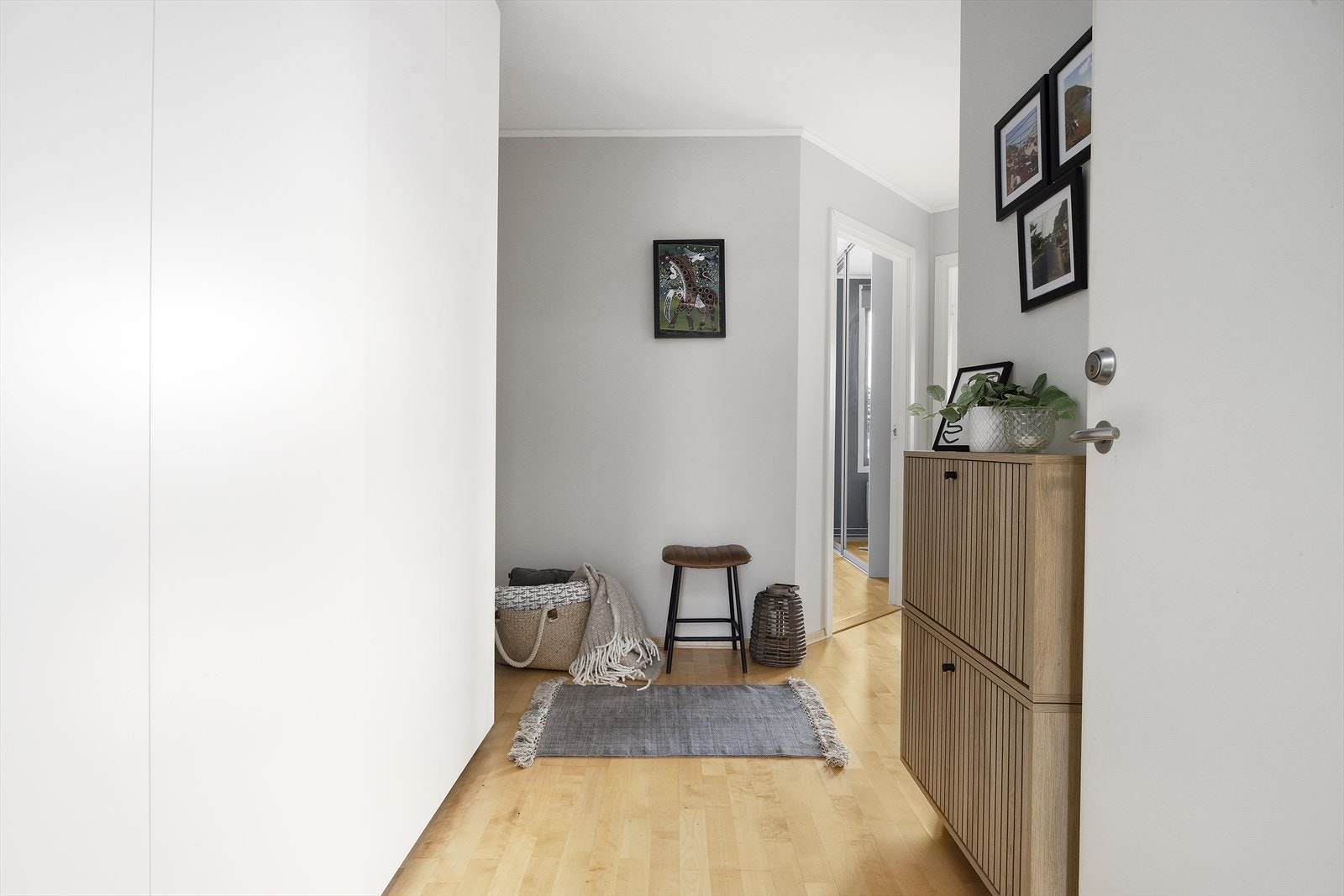 Fra gangen er det en praktisk overgang mellom entré, bad, soverom og oppholdsrom Galleribilde