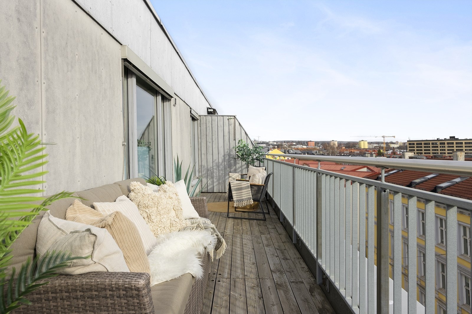 Terrassen har god lengde langs fasaden og gir fine soner for utemøblering og opphold Galleribilde