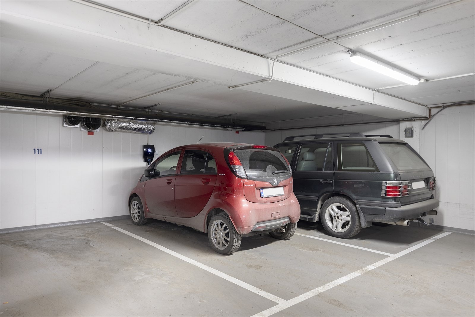 Det medfølger 1 egen p-plass i felles garasjeanlegg i kjeller med elbillader. Plassen er nr. 110 og ligger med kort vei til heisen. Galleribilde