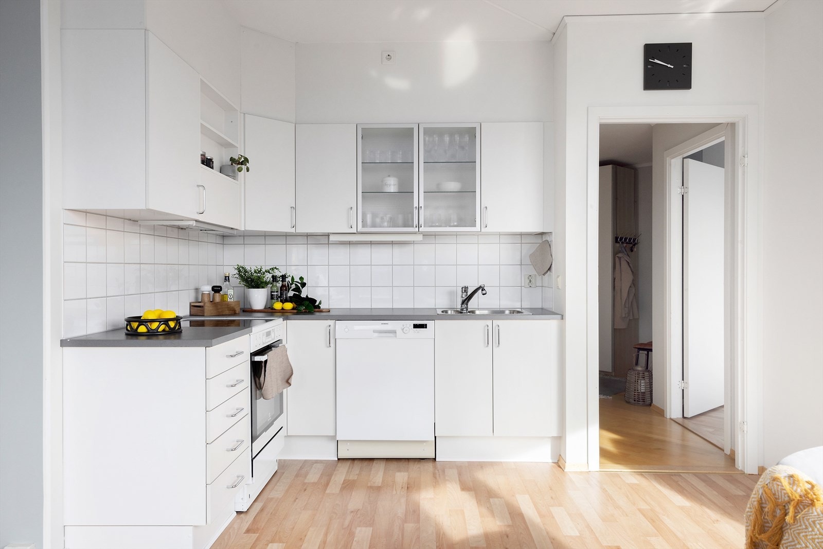 Kjøkken med innredning med glatte fronter og laminat benkeplate. Det er opplyst om avtrekk via mekanisk anlegg, og kjøkkenhette/vifte ble skiftet i 2021 Galleribilde